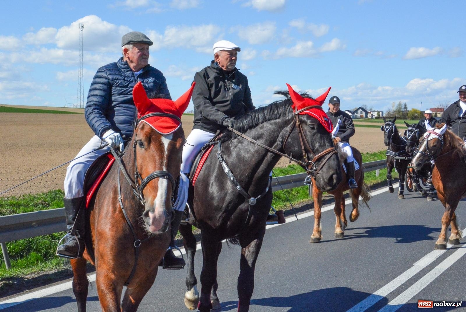 Zdjęcie w galerii na portalu naszraciborz.pl: Racibórz-Sudół: wielkanocna procesja konna z tradycją i modlitwą o urodzaj wiadomości z regionu