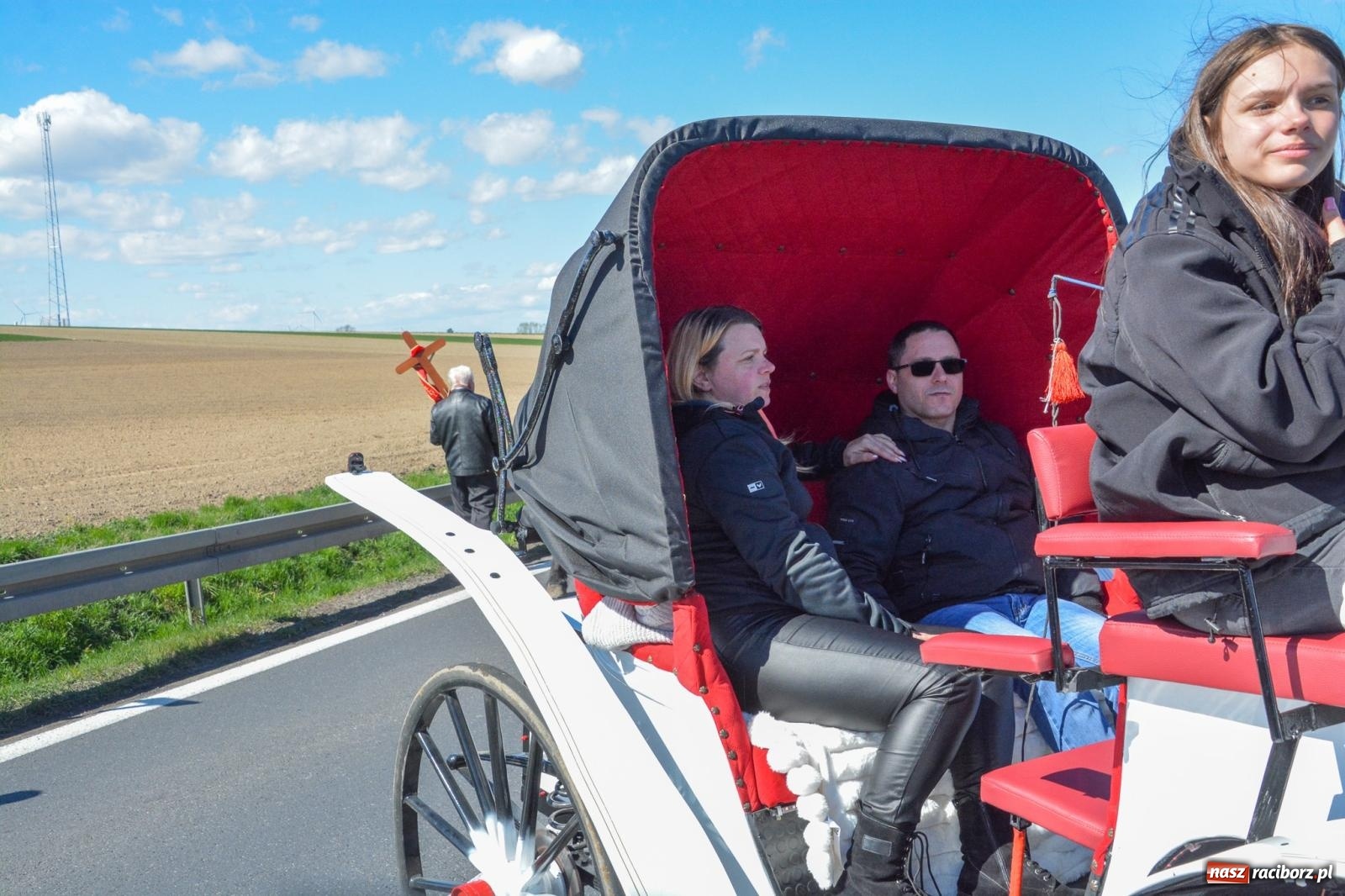 Zdjęcie w galerii na portalu naszraciborz.pl: Racibórz-Sudół: wielkanocna procesja konna z tradycją i modlitwą o urodzaj wiadomości z regionu