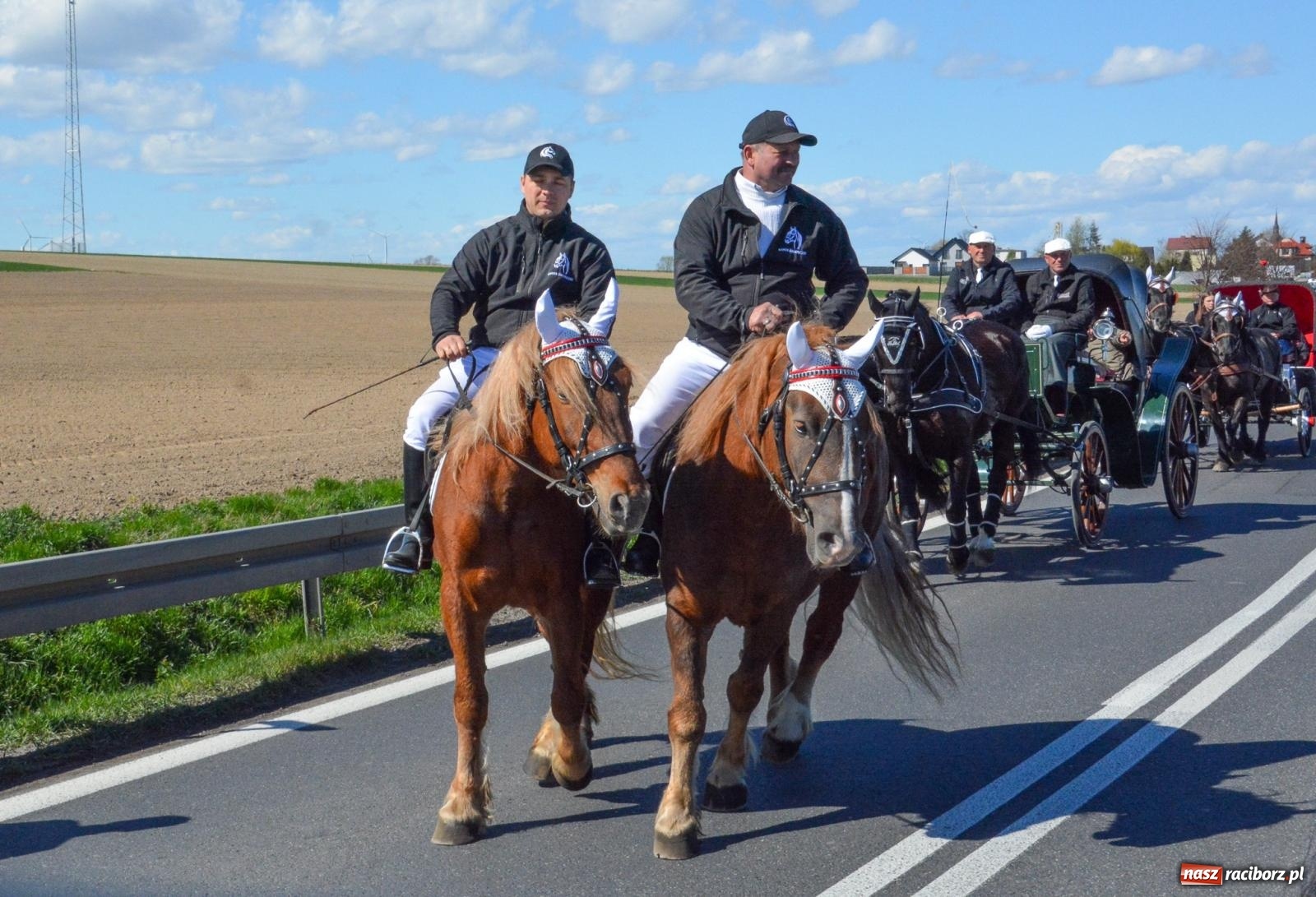 Zdjęcie w galerii na portalu naszraciborz.pl: Racibórz-Sudół: wielkanocna procesja konna z tradycją i modlitwą o urodzaj wiadomości z regionu