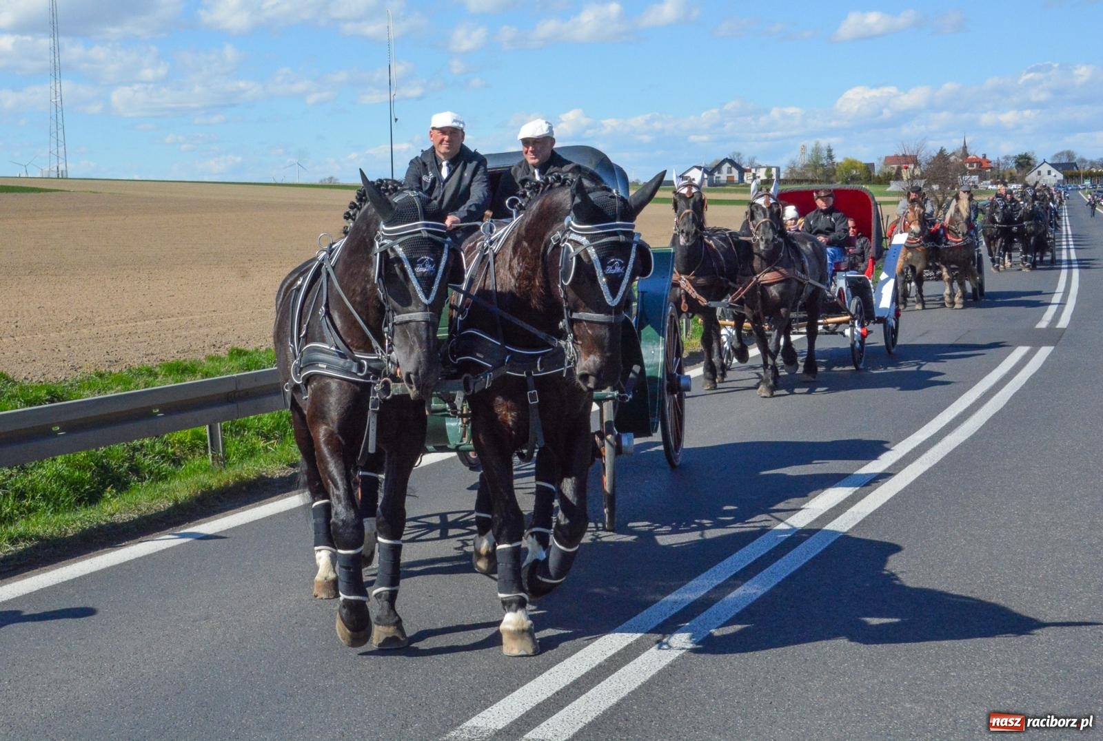 Zdjęcie w galerii na portalu naszraciborz.pl: Racibórz-Sudół: wielkanocna procesja konna z tradycją i modlitwą o urodzaj wiadomości z regionu