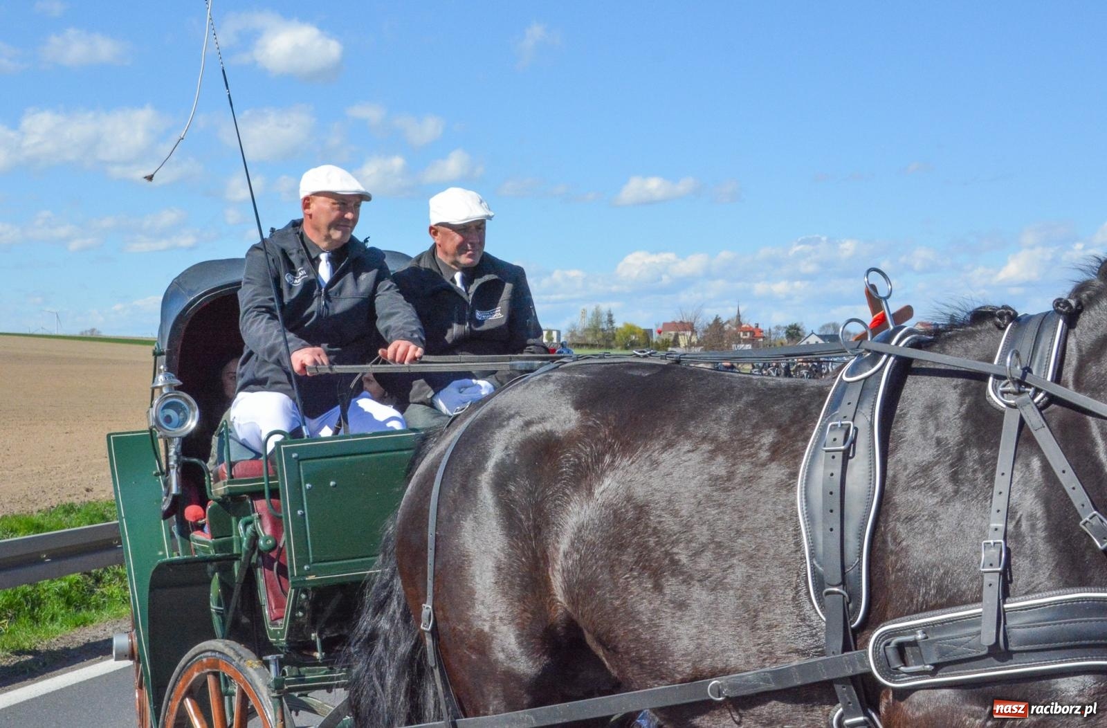 Zdjęcie w galerii na portalu naszraciborz.pl: Racibórz-Sudół: wielkanocna procesja konna z tradycją i modlitwą o urodzaj wiadomości z regionu