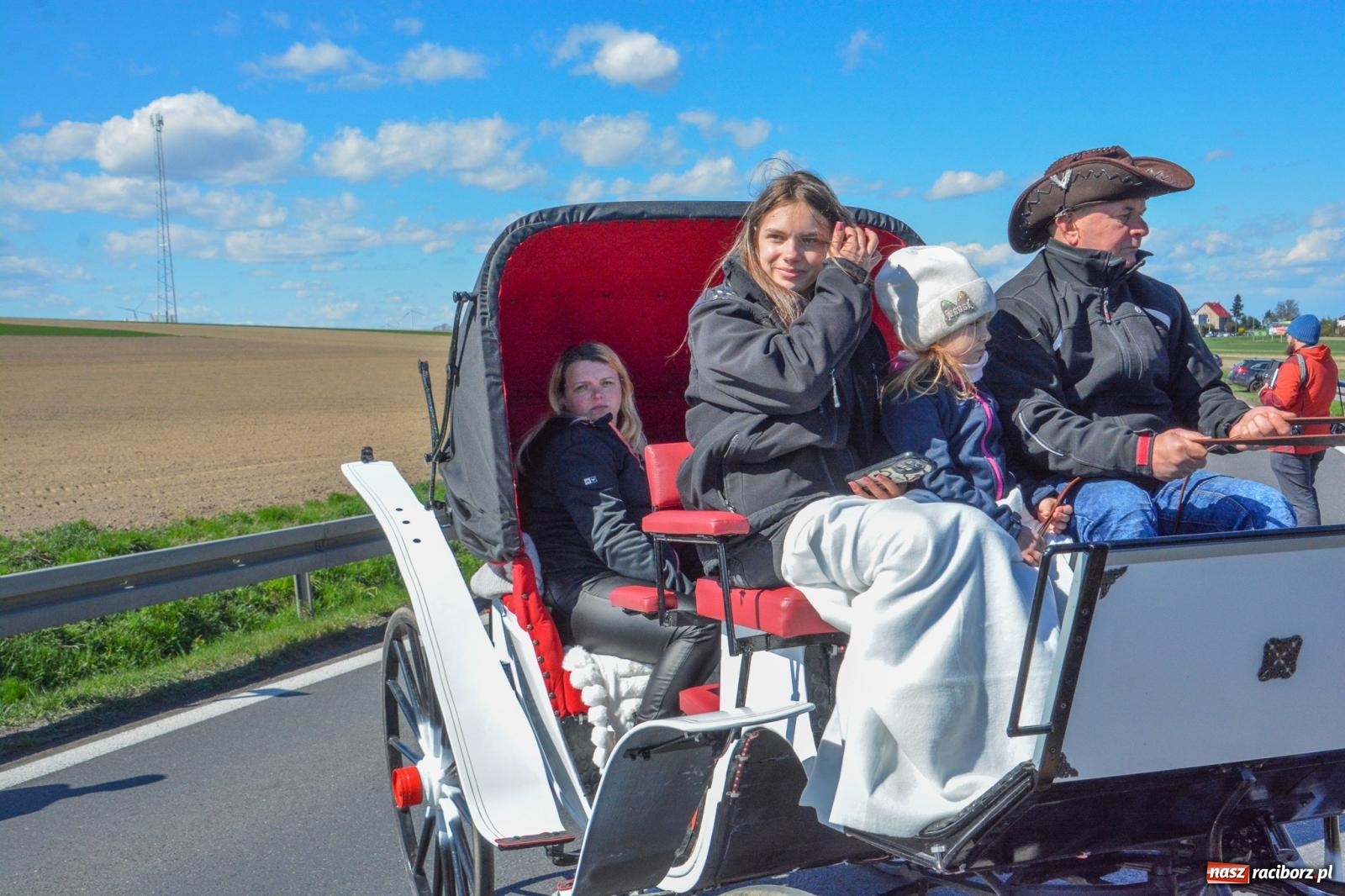 Zdjęcie w galerii na portalu naszraciborz.pl: Racibórz-Sudół: wielkanocna procesja konna z tradycją i modlitwą o urodzaj wiadomości z regionu
