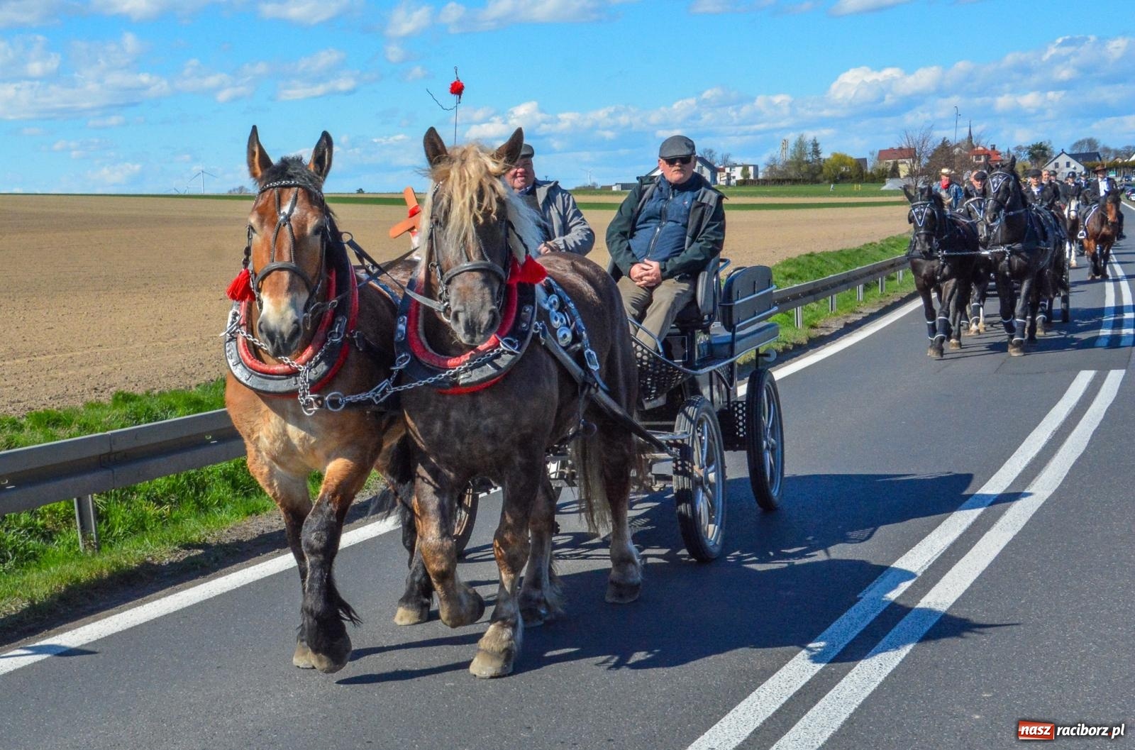 Zdjęcie w galerii na portalu naszraciborz.pl: Racibórz-Sudół: wielkanocna procesja konna z tradycją i modlitwą o urodzaj wiadomości z regionu