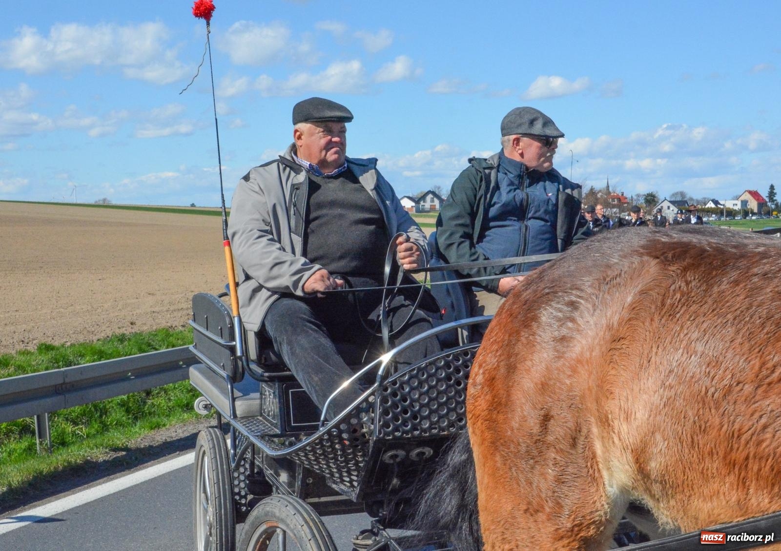 Zdjęcie w galerii na portalu naszraciborz.pl: Racibórz-Sudół: wielkanocna procesja konna z tradycją i modlitwą o urodzaj wiadomości z regionu