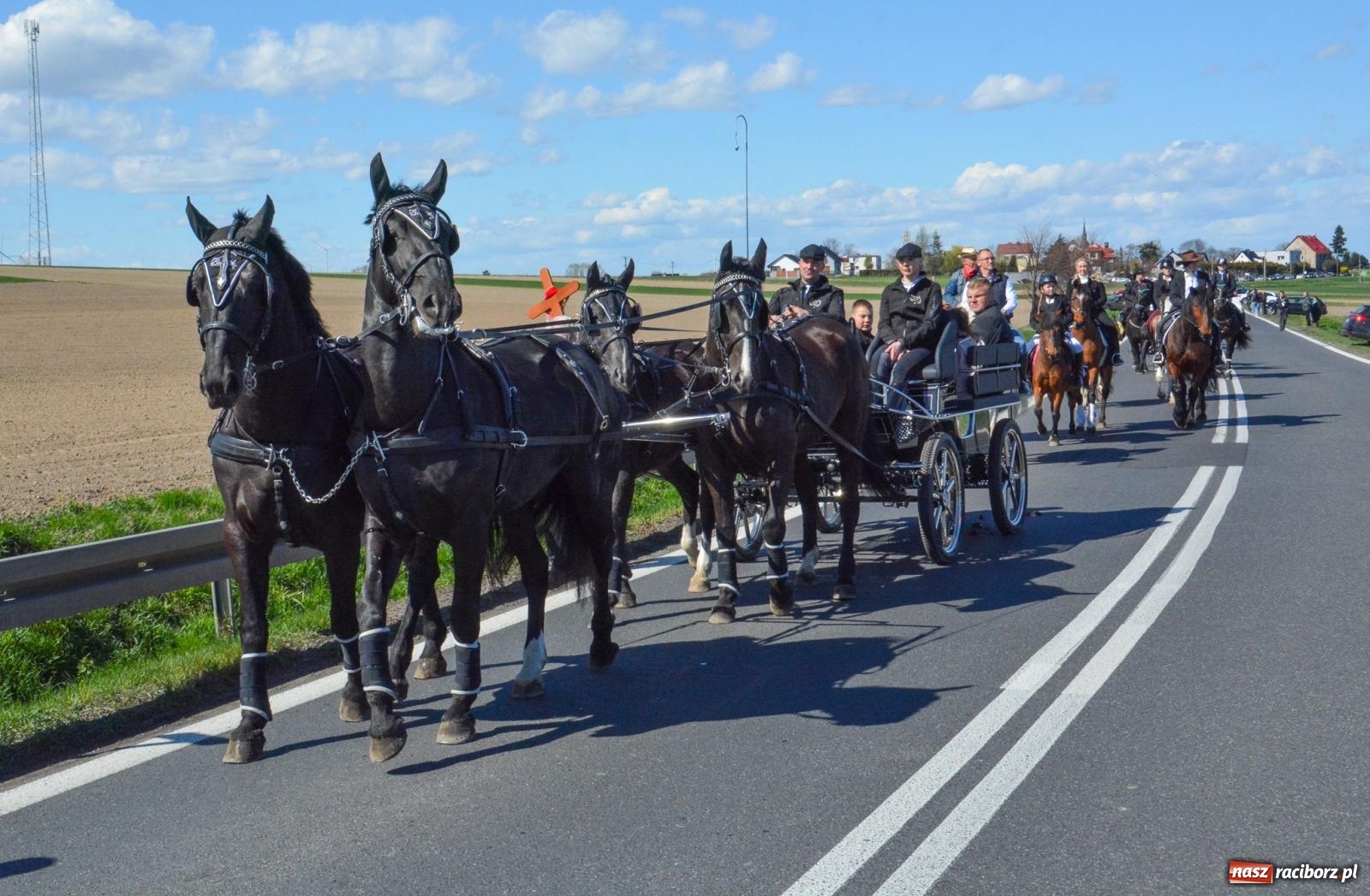 Zdjęcie w galerii na portalu naszraciborz.pl: Racibórz-Sudół: wielkanocna procesja konna z tradycją i modlitwą o urodzaj wiadomości z regionu