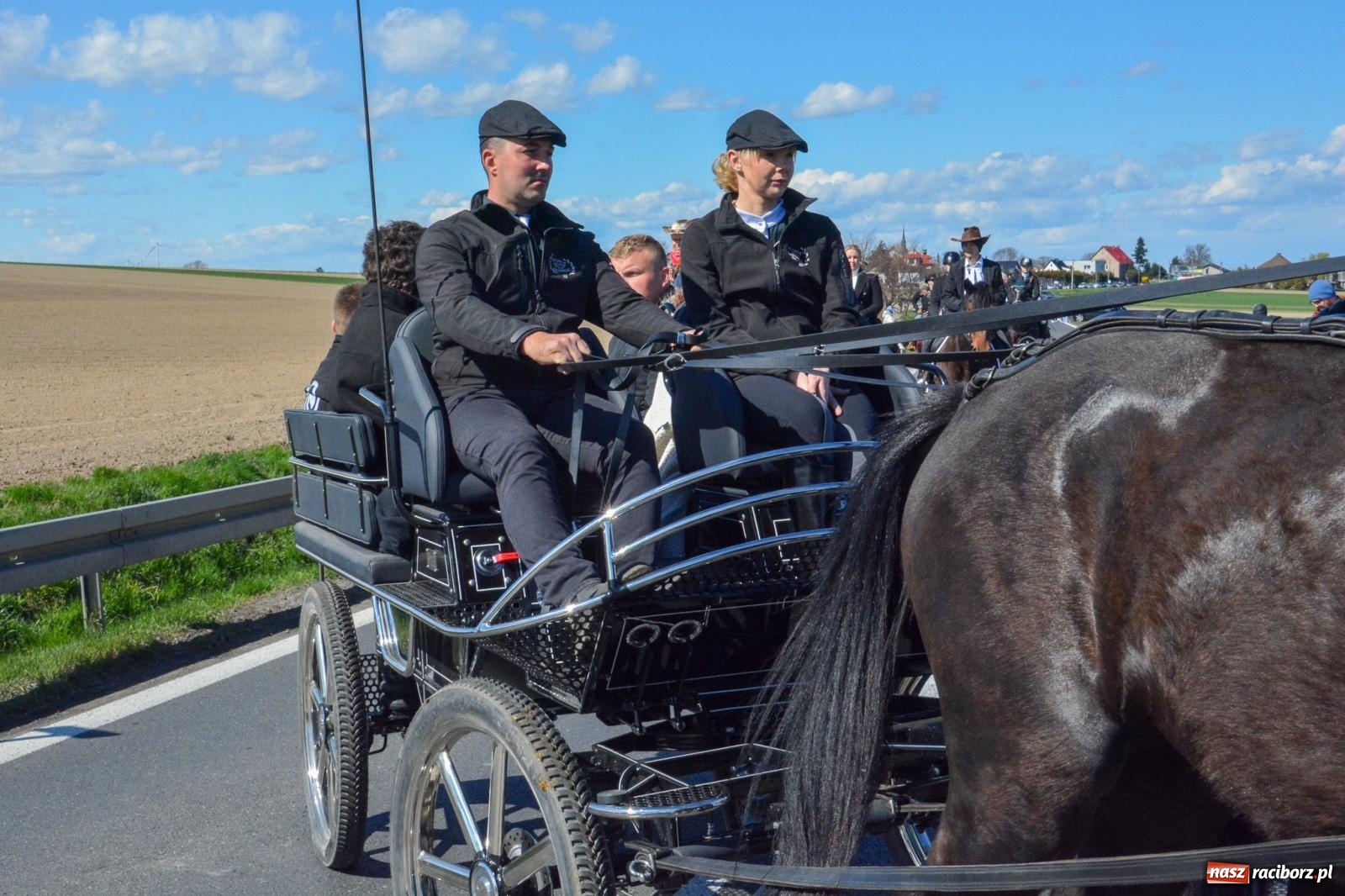 Zdjęcie w galerii na portalu naszraciborz.pl: Racibórz-Sudół: wielkanocna procesja konna z tradycją i modlitwą o urodzaj wiadomości z regionu