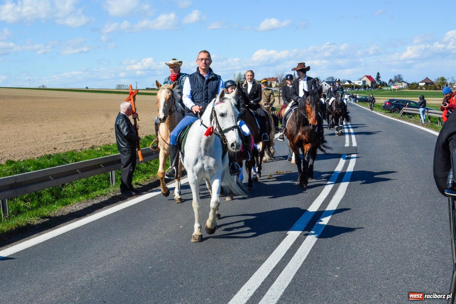 Zdjęcie w galerii na portalu naszraciborz.pl: Racibórz-Sudół: wielkanocna procesja konna z tradycją i modlitwą o urodzaj wiadomości z regionu