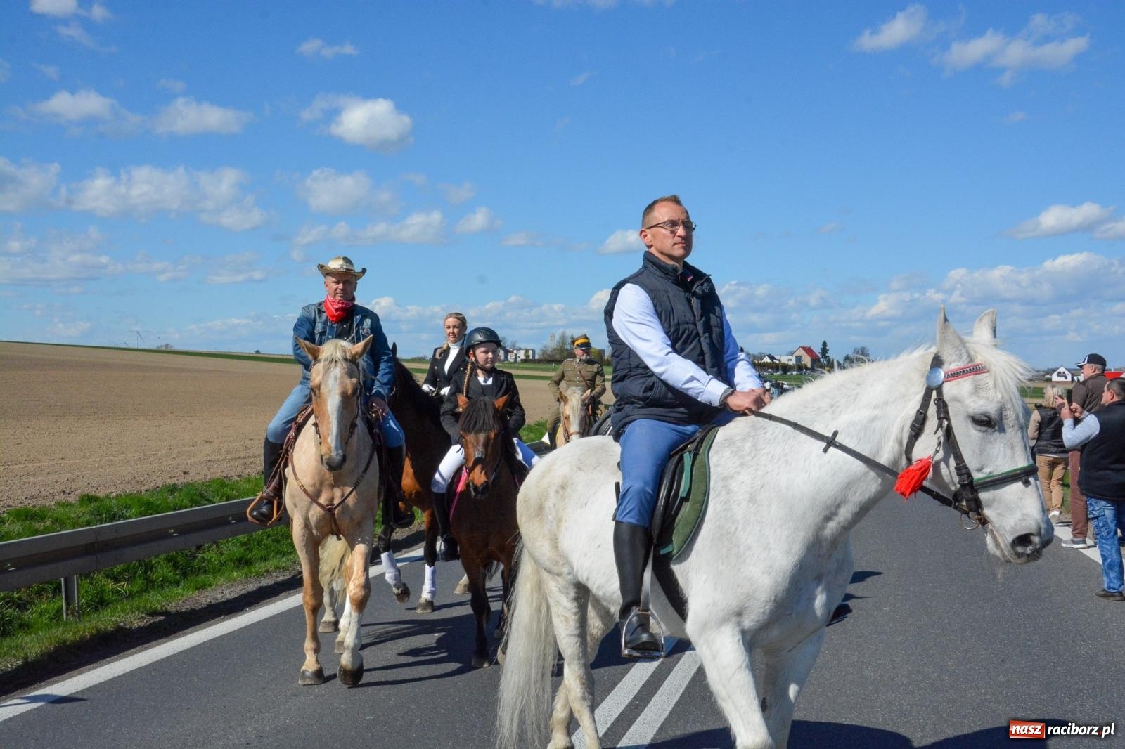 Zdjęcie w galerii na portalu naszraciborz.pl: Racibórz-Sudół: wielkanocna procesja konna z tradycją i modlitwą o urodzaj wiadomości z regionu
