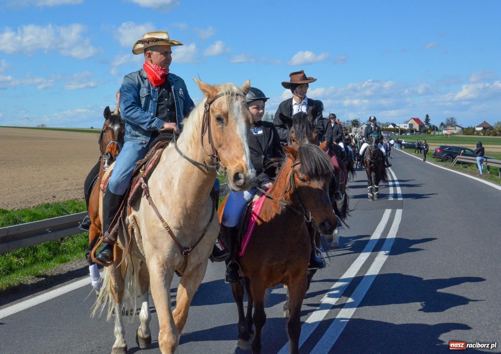 Zdjęcie w galerii na portalu naszraciborz.pl: Racibórz-Sudół: wielkanocna procesja konna z tradycją i modlitwą o urodzaj wiadomości z regionu