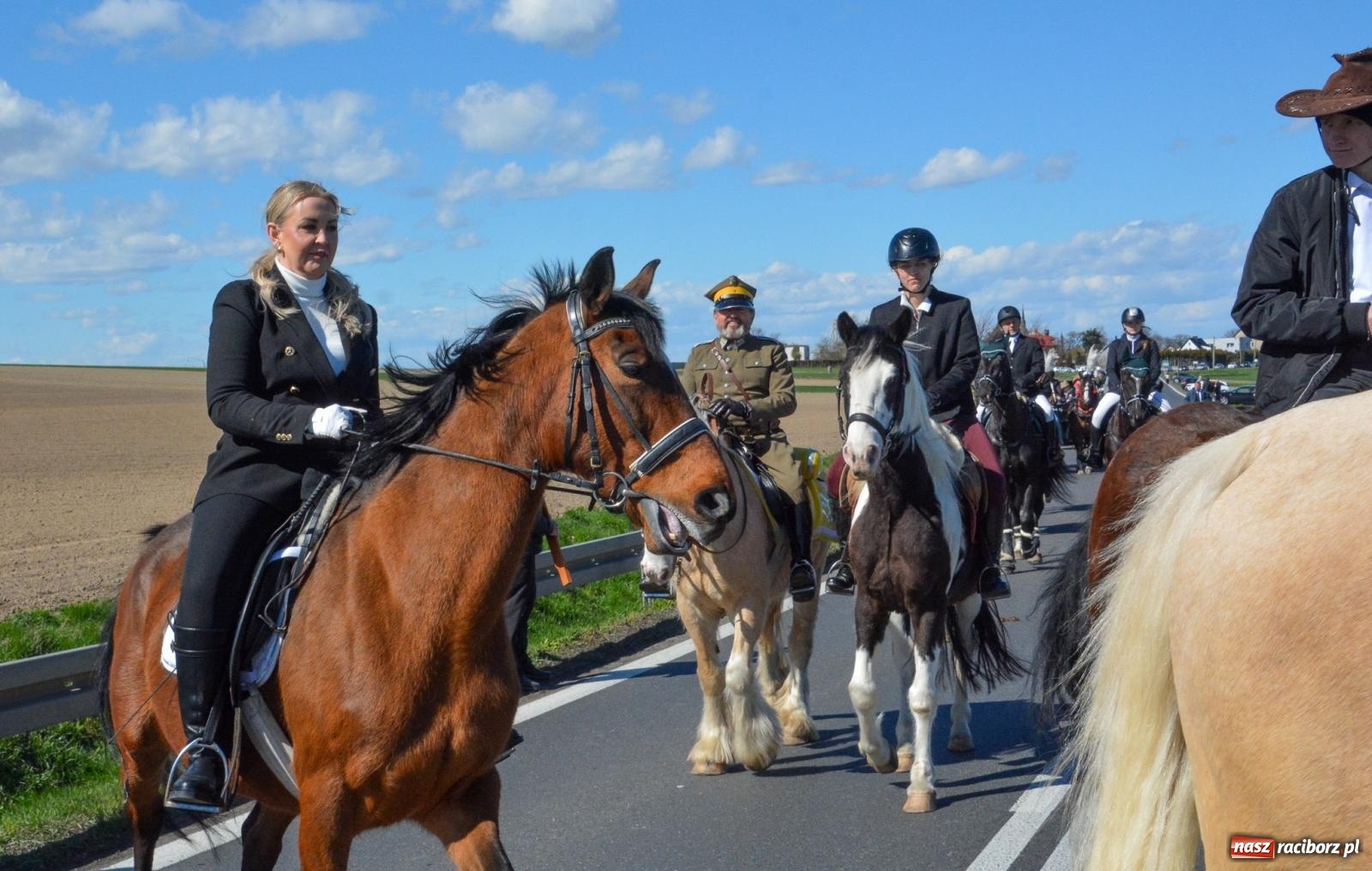 Zdjęcie w galerii na portalu naszraciborz.pl: Racibórz-Sudół: wielkanocna procesja konna z tradycją i modlitwą o urodzaj wiadomości z regionu