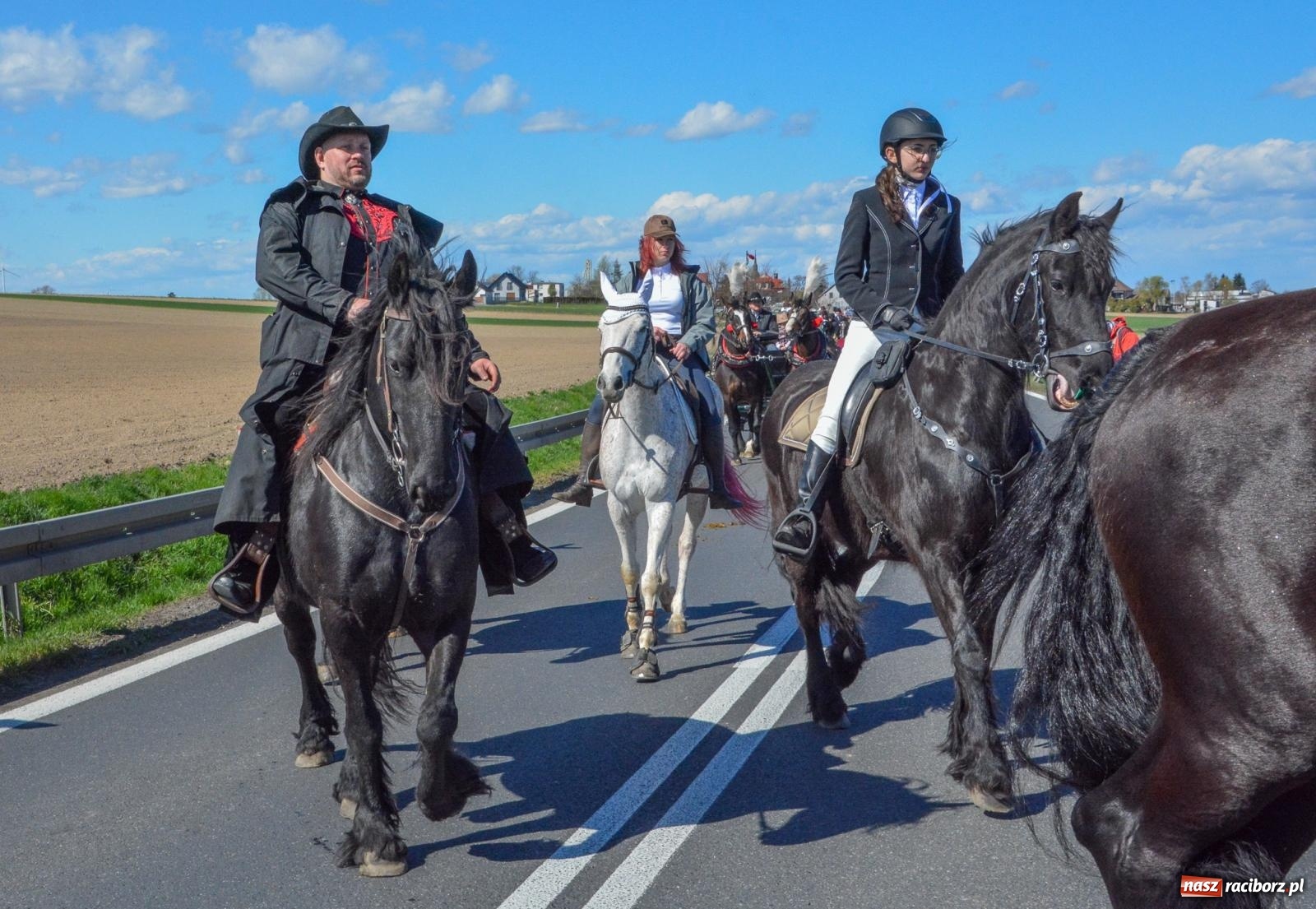 Zdjęcie w galerii na portalu naszraciborz.pl: Racibórz-Sudół: wielkanocna procesja konna z tradycją i modlitwą o urodzaj wiadomości z regionu