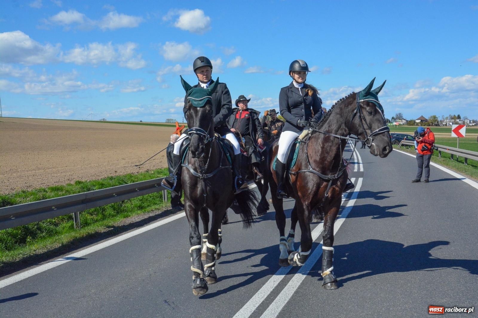 Zdjęcie w galerii na portalu naszraciborz.pl: Racibórz-Sudół: wielkanocna procesja konna z tradycją i modlitwą o urodzaj wiadomości z regionu