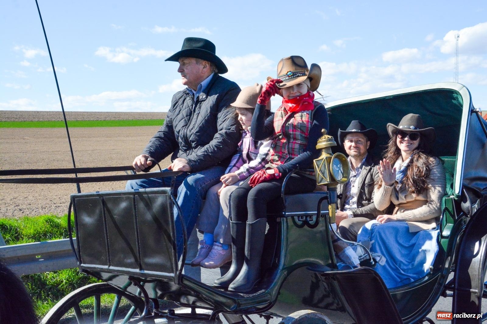 Zdjęcie w galerii na portalu naszraciborz.pl: Racibórz-Sudół: wielkanocna procesja konna z tradycją i modlitwą o urodzaj wiadomości z regionu