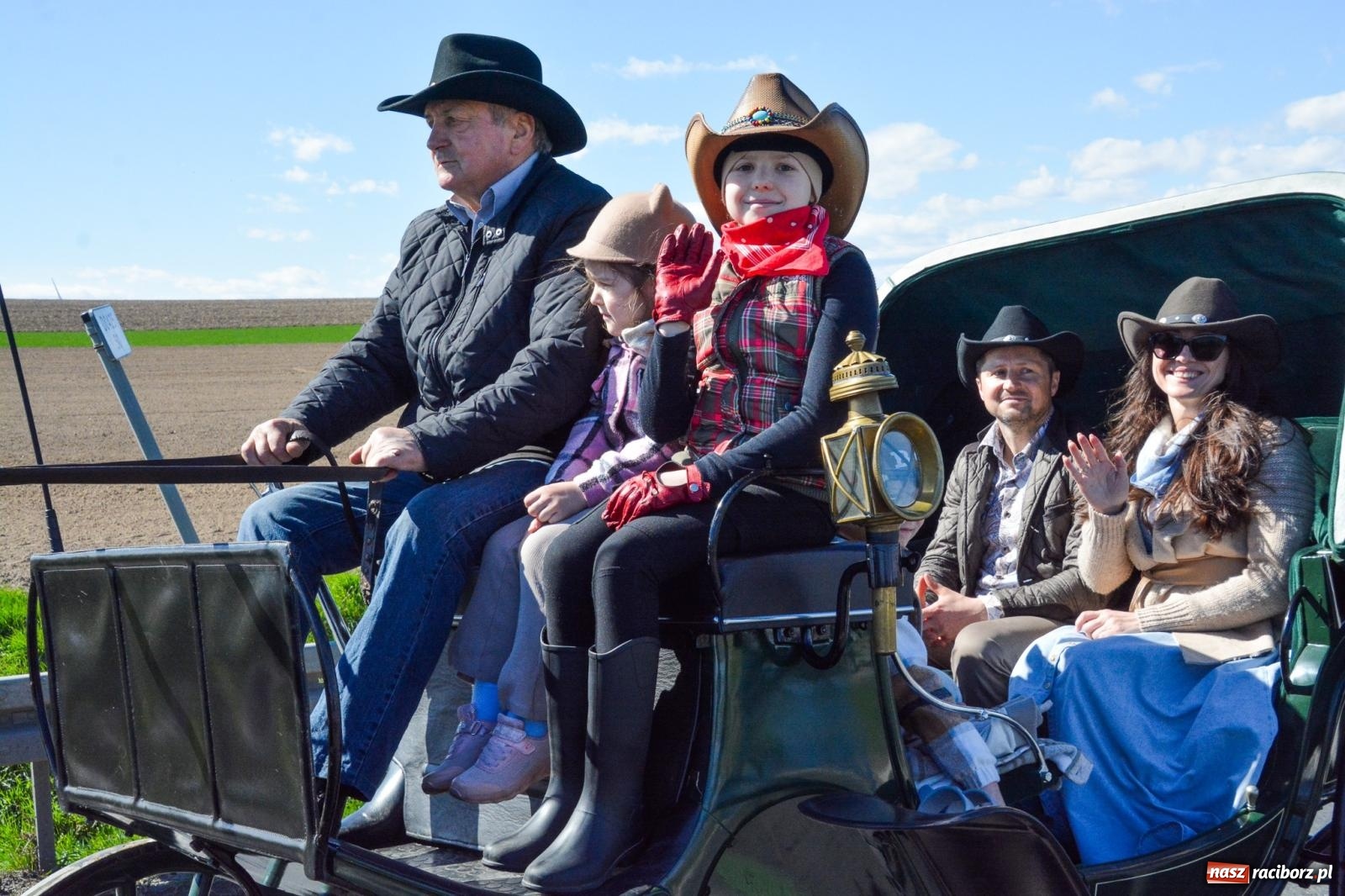 Zdjęcie w galerii na portalu naszraciborz.pl: Racibórz-Sudół: wielkanocna procesja konna z tradycją i modlitwą o urodzaj wiadomości z regionu