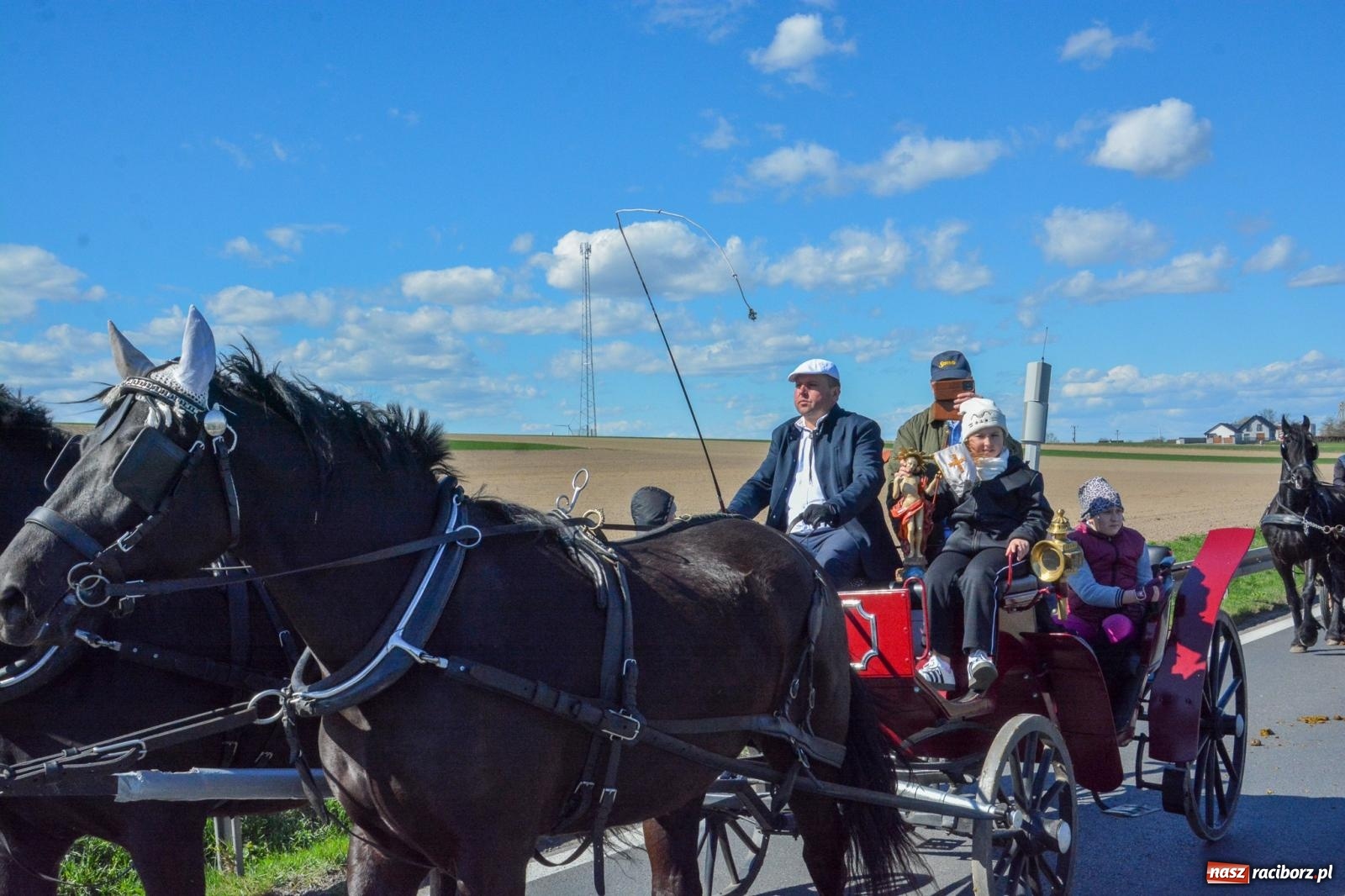 Zdjęcie w galerii na portalu naszraciborz.pl: Racibórz-Sudół: wielkanocna procesja konna z tradycją i modlitwą o urodzaj wiadomości z regionu