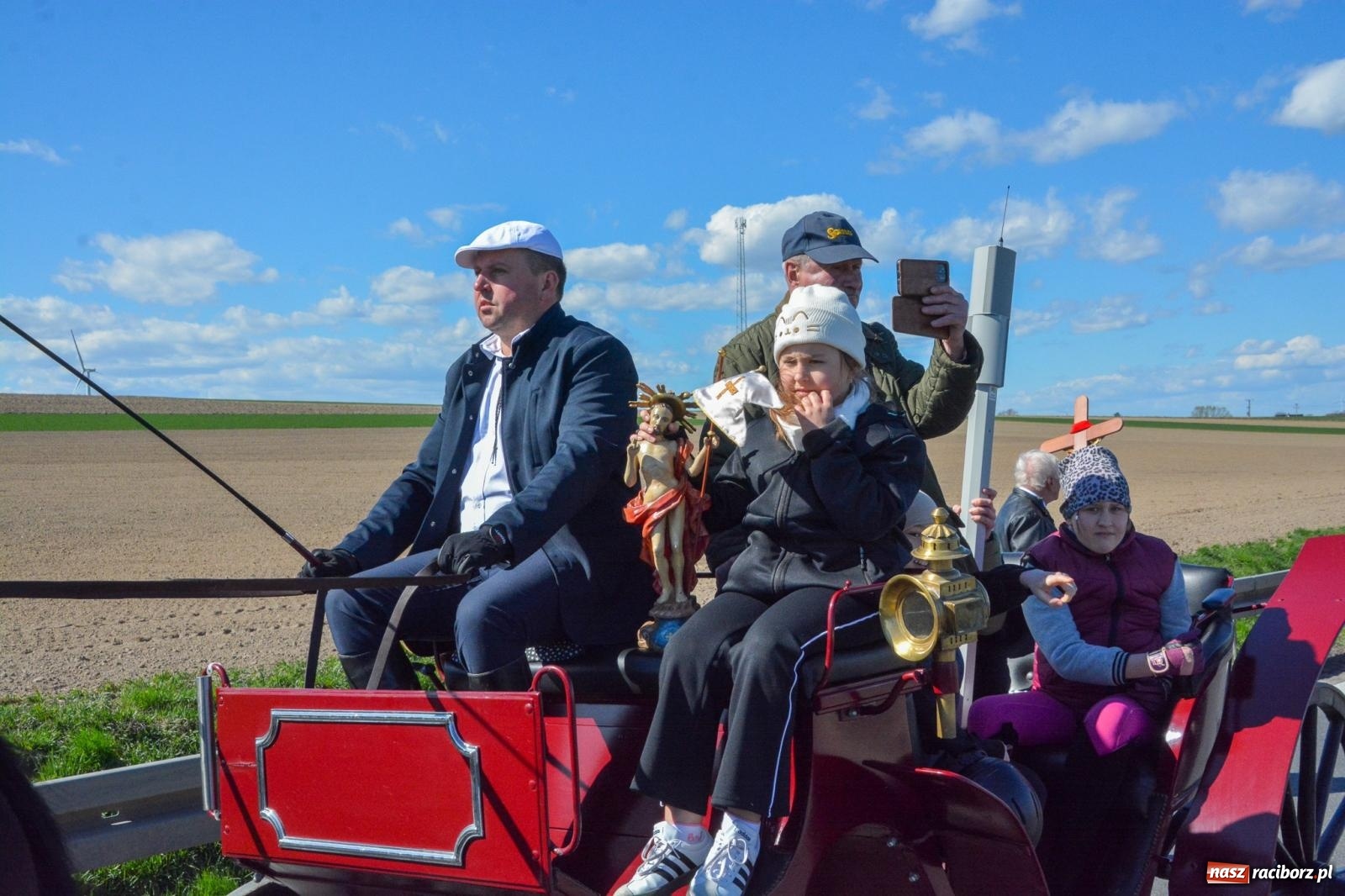 Zdjęcie w galerii na portalu naszraciborz.pl: Racibórz-Sudół: wielkanocna procesja konna z tradycją i modlitwą o urodzaj wiadomości z regionu