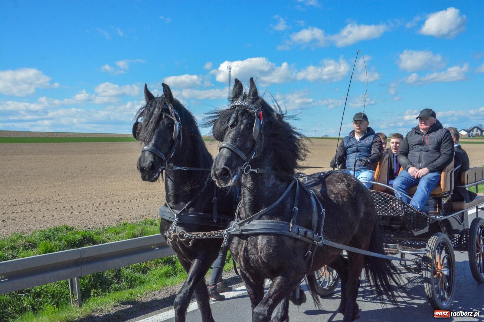 Zdjęcie w galerii na portalu naszraciborz.pl: Racibórz-Sudół: wielkanocna procesja konna z tradycją i modlitwą o urodzaj wiadomości z regionu