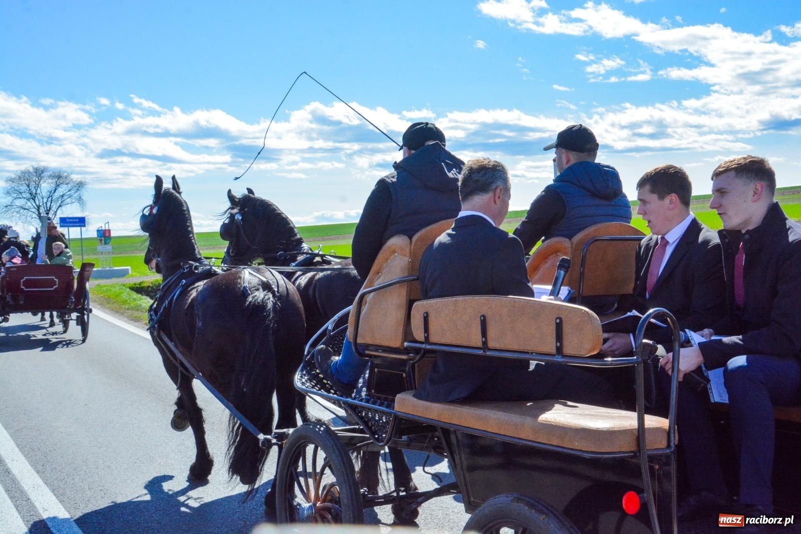 Zdjęcie w galerii na portalu naszraciborz.pl: Racibórz-Sudół: wielkanocna procesja konna z tradycją i modlitwą o urodzaj wiadomości z regionu