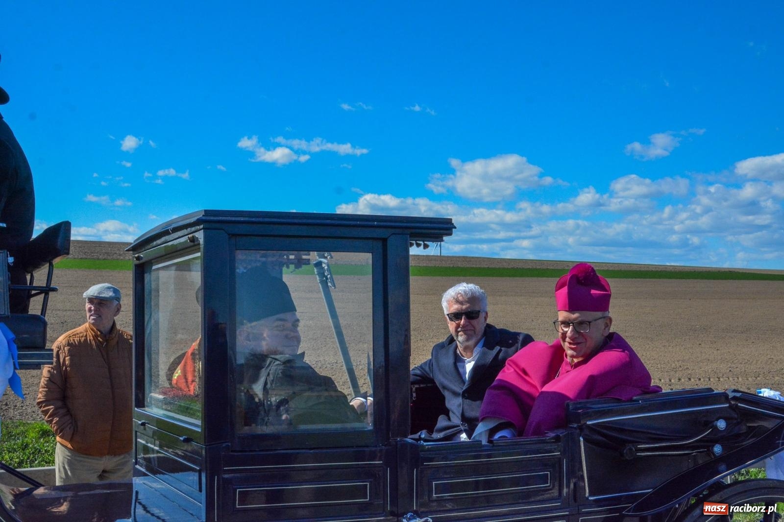 Zdjęcie w galerii na portalu naszraciborz.pl: Racibórz-Sudół: wielkanocna procesja konna z tradycją i modlitwą o urodzaj wiadomości z regionu