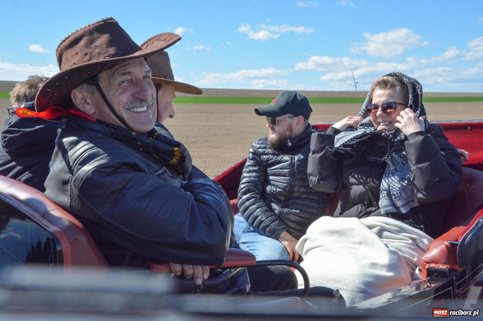 Zdjęcie w galerii na portalu naszraciborz.pl: Racibórz-Sudół: wielkanocna procesja konna z tradycją i modlitwą o urodzaj wiadomości z regionu