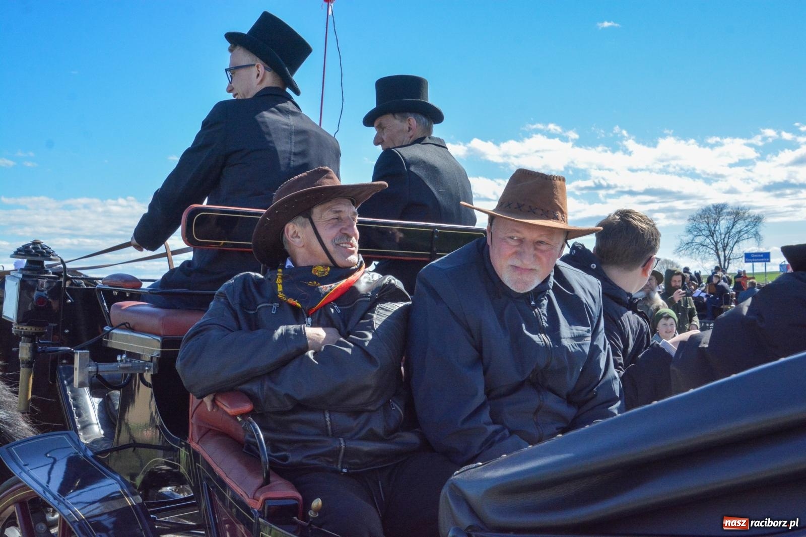 Zdjęcie w galerii na portalu naszraciborz.pl: Racibórz-Sudół: wielkanocna procesja konna z tradycją i modlitwą o urodzaj wiadomości z regionu