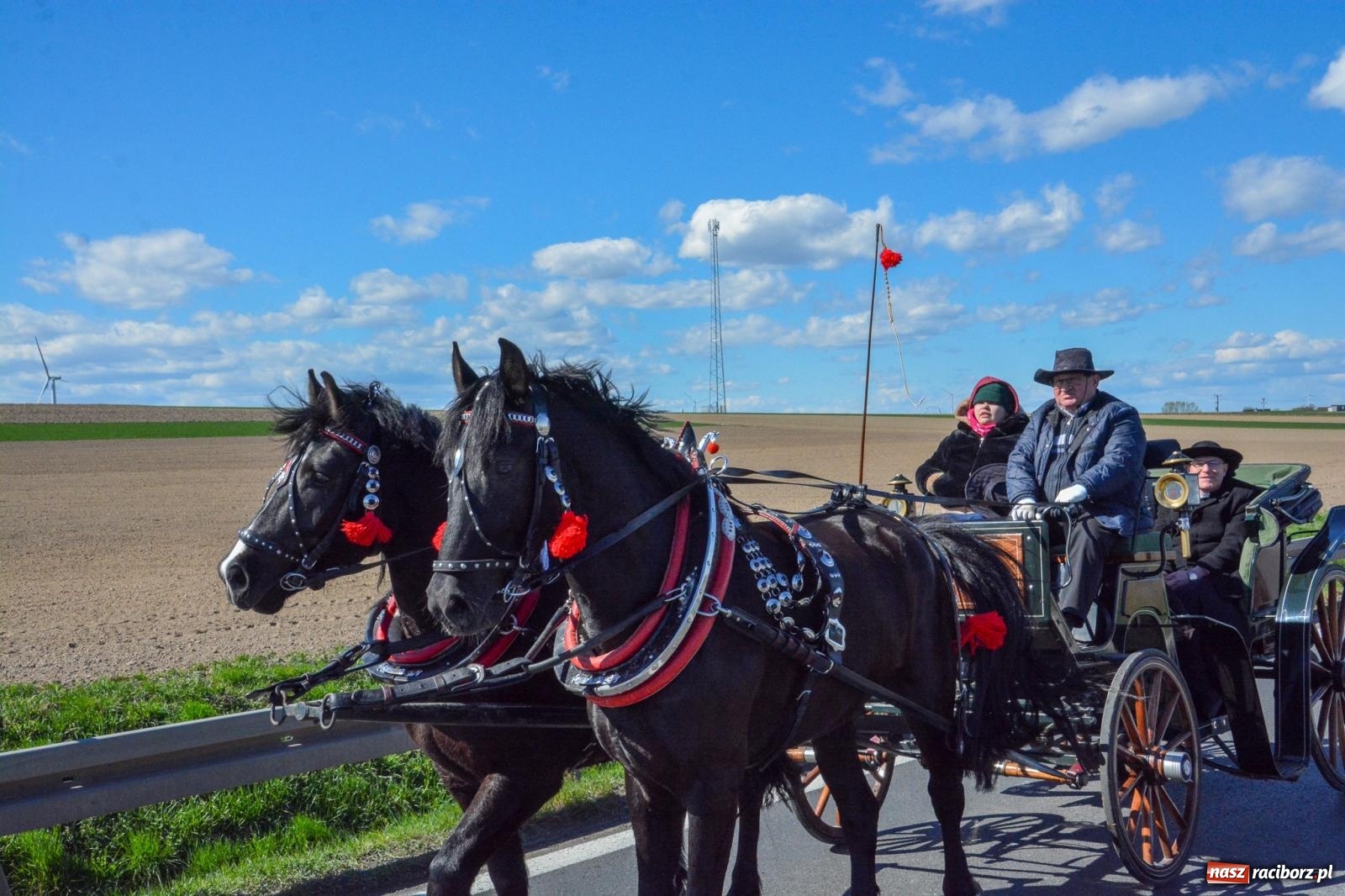 Zdjęcie w galerii na portalu naszraciborz.pl: Racibórz-Sudół: wielkanocna procesja konna z tradycją i modlitwą o urodzaj wiadomości z regionu
