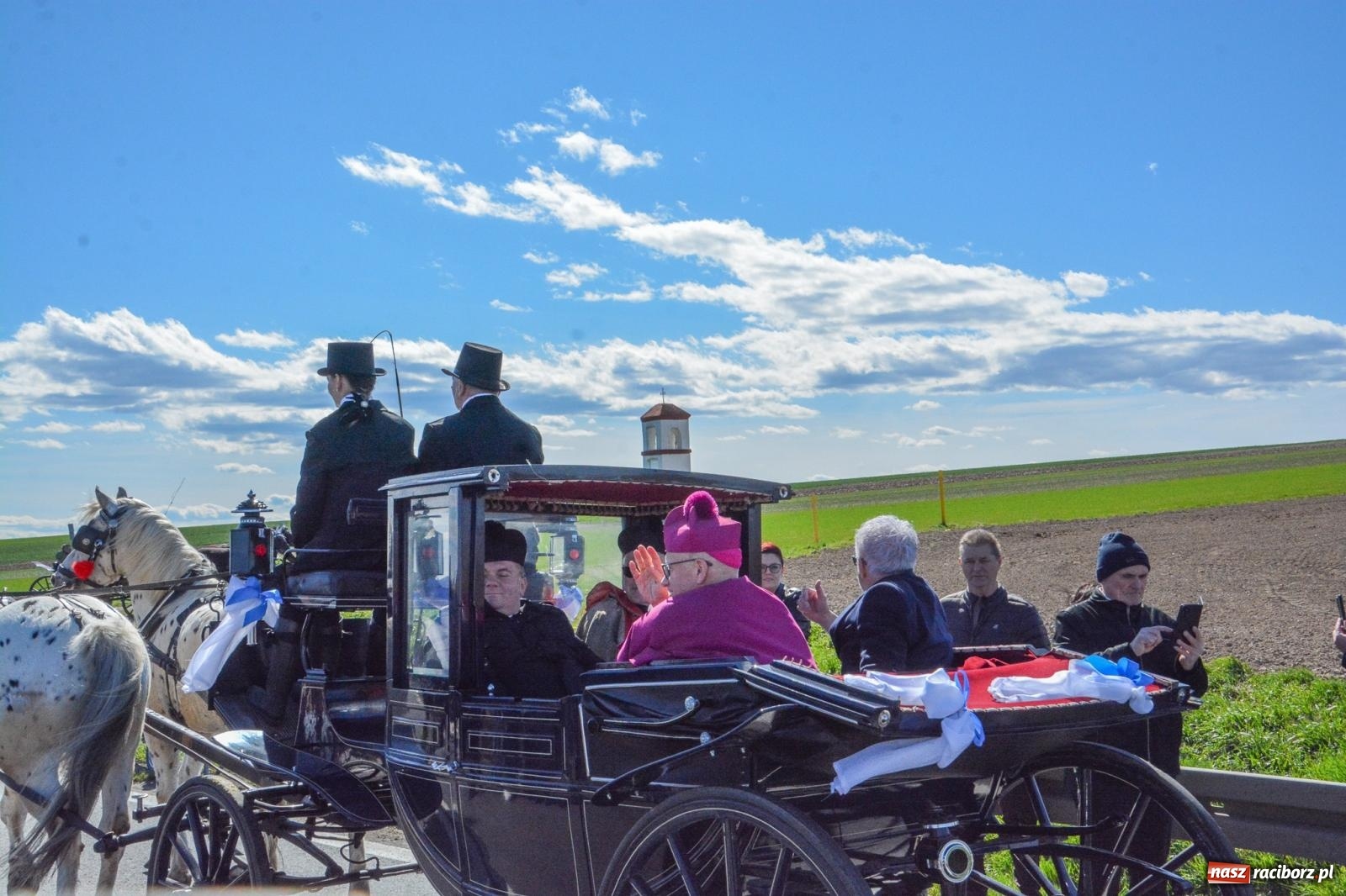 Zdjęcie w galerii na portalu naszraciborz.pl: Racibórz-Sudół: wielkanocna procesja konna z tradycją i modlitwą o urodzaj wiadomości z regionu