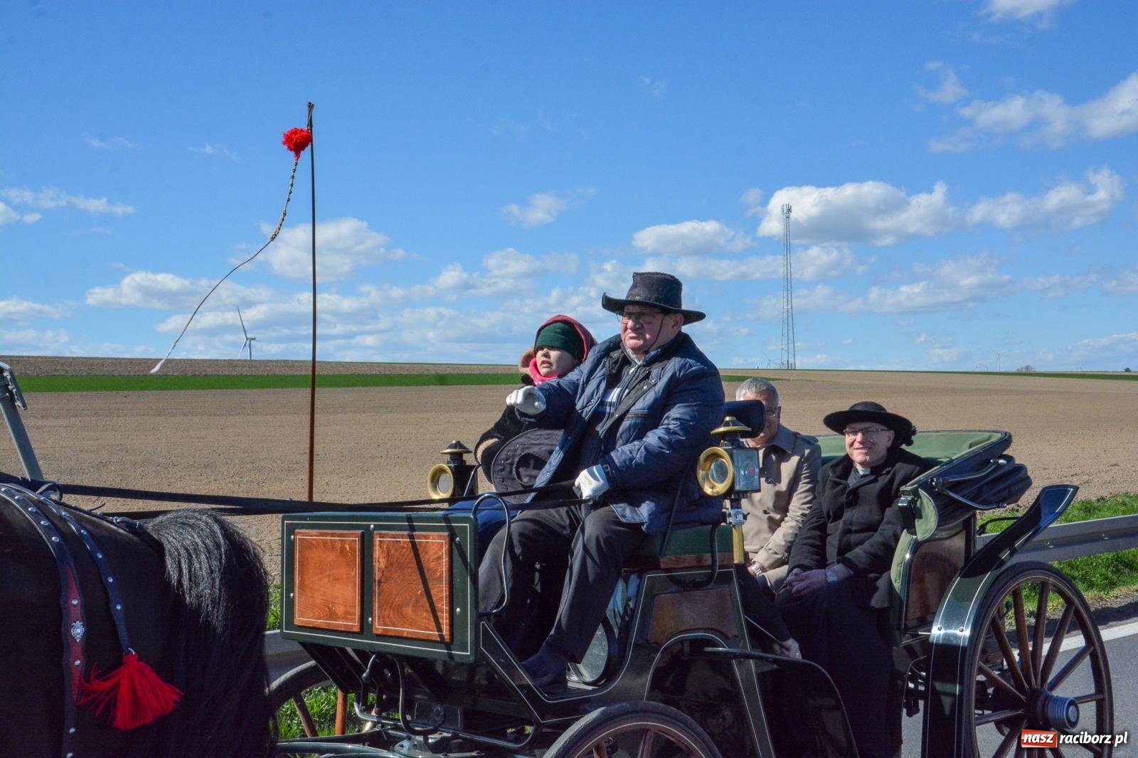 Zdjęcie w galerii na portalu naszraciborz.pl: Racibórz-Sudół: wielkanocna procesja konna z tradycją i modlitwą o urodzaj wiadomości z regionu