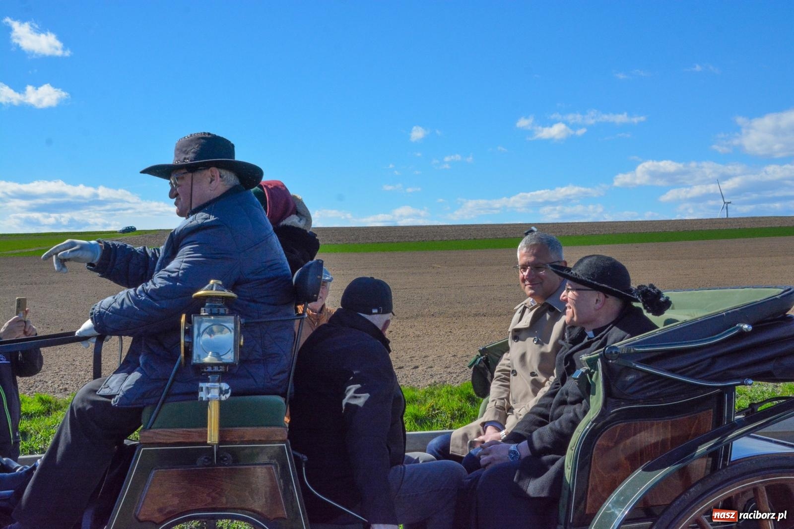 Zdjęcie w galerii na portalu naszraciborz.pl: Racibórz-Sudół: wielkanocna procesja konna z tradycją i modlitwą o urodzaj wiadomości z regionu