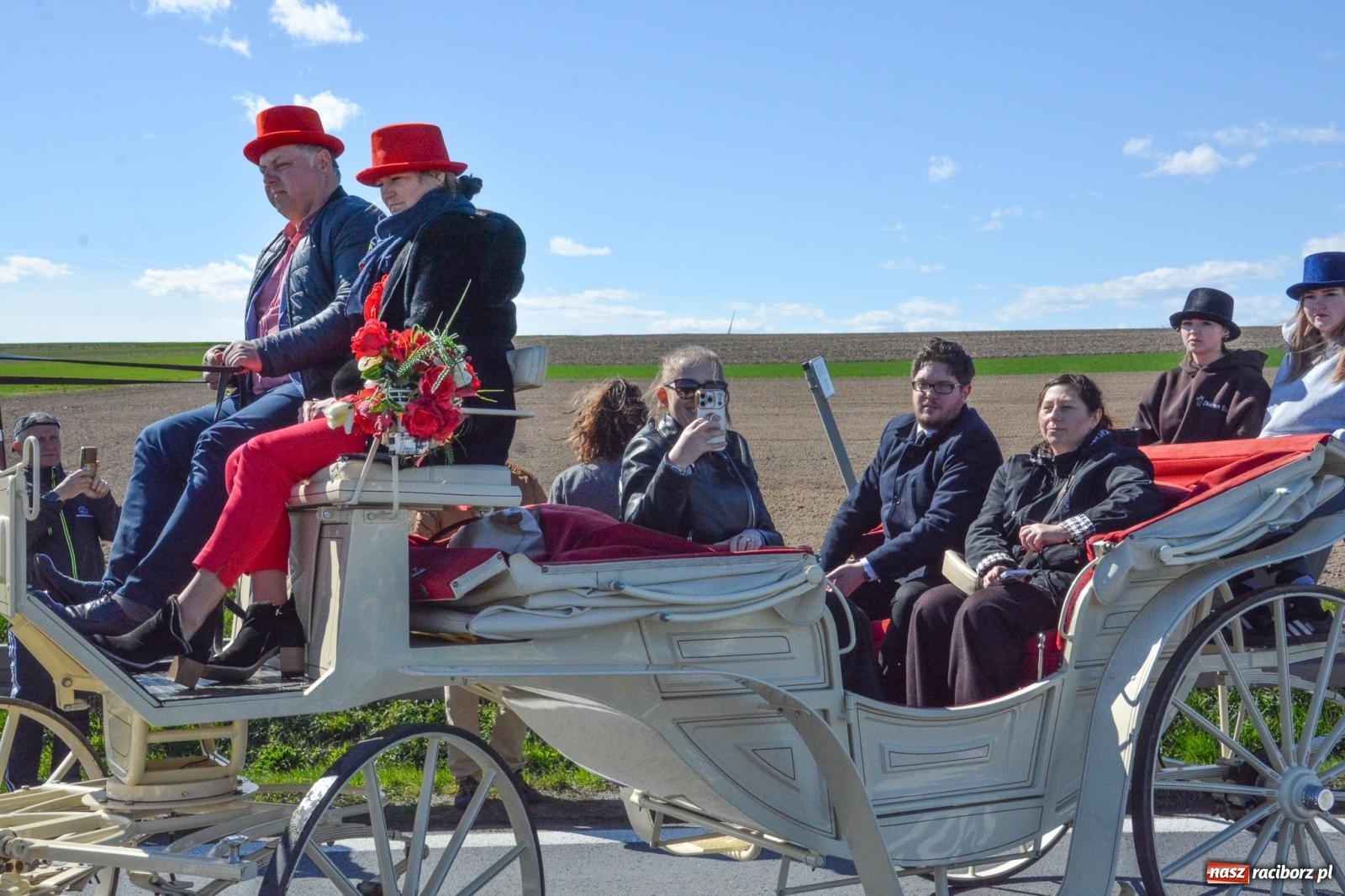 Zdjęcie w galerii na portalu naszraciborz.pl: Racibórz-Sudół: wielkanocna procesja konna z tradycją i modlitwą o urodzaj wiadomości z regionu