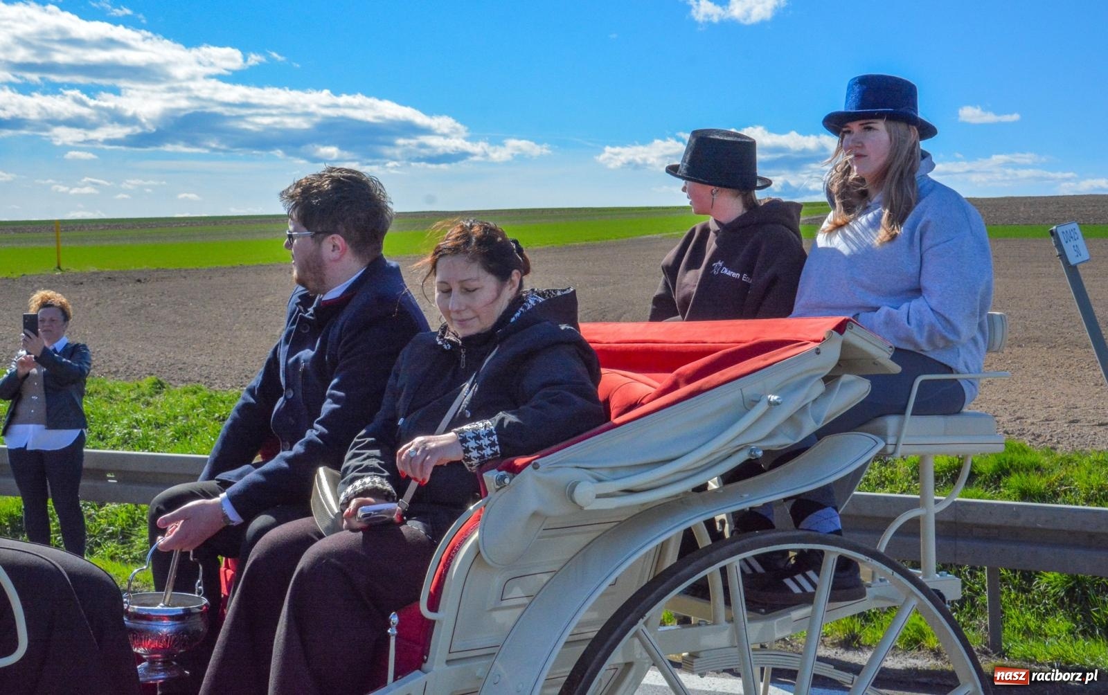 Zdjęcie w galerii na portalu naszraciborz.pl: Racibórz-Sudół: wielkanocna procesja konna z tradycją i modlitwą o urodzaj wiadomości z regionu