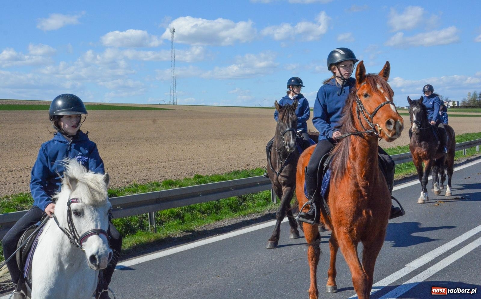 Zdjęcie w galerii na portalu naszraciborz.pl: Racibórz-Sudół: wielkanocna procesja konna z tradycją i modlitwą o urodzaj wiadomości z regionu