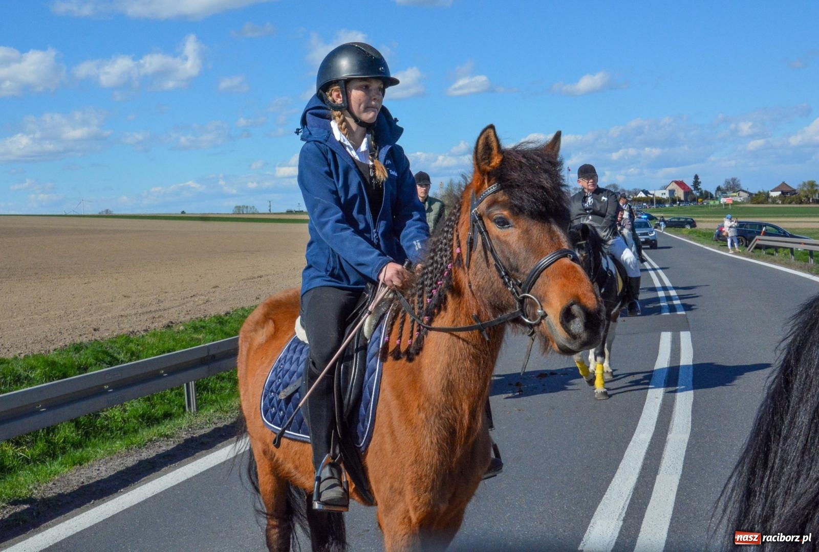 Zdjęcie w galerii na portalu naszraciborz.pl: Racibórz-Sudół: wielkanocna procesja konna z tradycją i modlitwą o urodzaj wiadomości z regionu