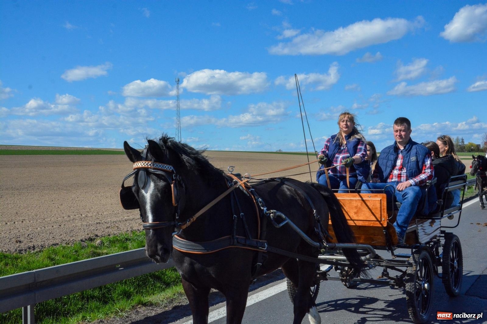Zdjęcie w galerii na portalu naszraciborz.pl: Racibórz-Sudół: wielkanocna procesja konna z tradycją i modlitwą o urodzaj wiadomości z regionu