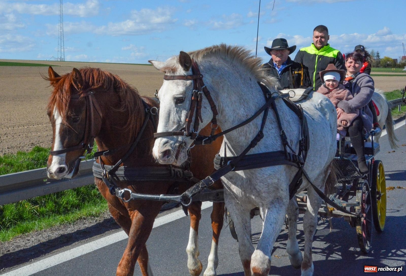 Zdjęcie w galerii na portalu naszraciborz.pl: Racibórz-Sudół: wielkanocna procesja konna z tradycją i modlitwą o urodzaj wiadomości z regionu
