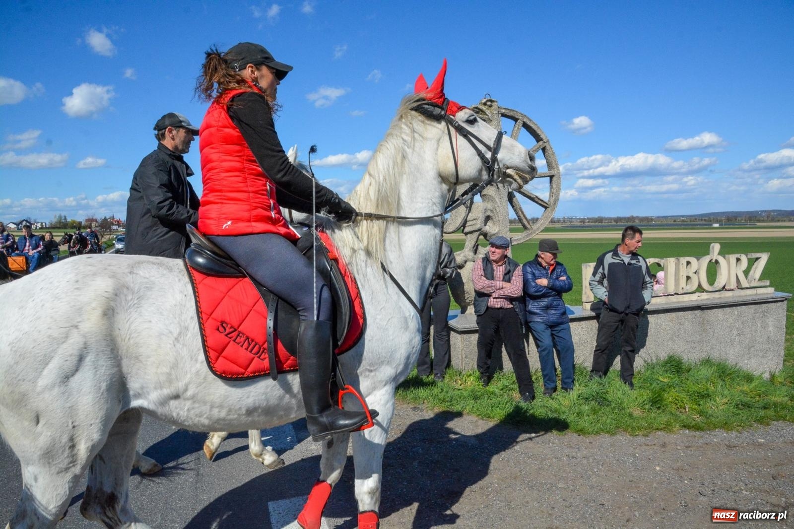 Zdjęcie w galerii na portalu naszraciborz.pl: Racibórz-Sudół: wielkanocna procesja konna z tradycją i modlitwą o urodzaj wiadomości z regionu