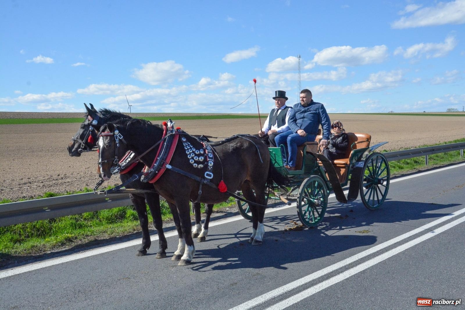 Zdjęcie w galerii na portalu naszraciborz.pl: Racibórz-Sudół: wielkanocna procesja konna z tradycją i modlitwą o urodzaj wiadomości z regionu