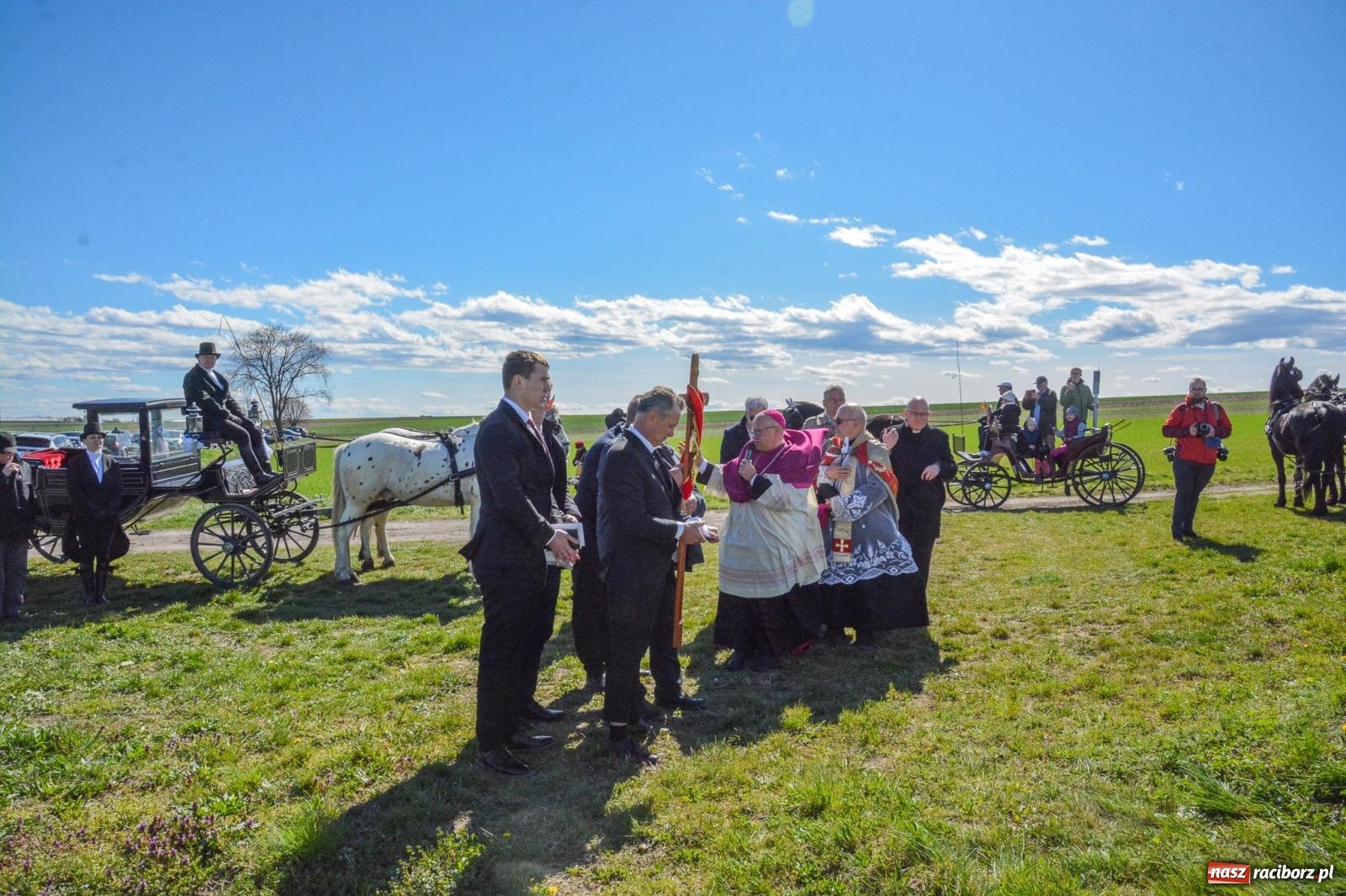 Zdjęcie w galerii na portalu naszraciborz.pl: Racibórz-Sudół: wielkanocna procesja konna z tradycją i modlitwą o urodzaj wiadomości z regionu