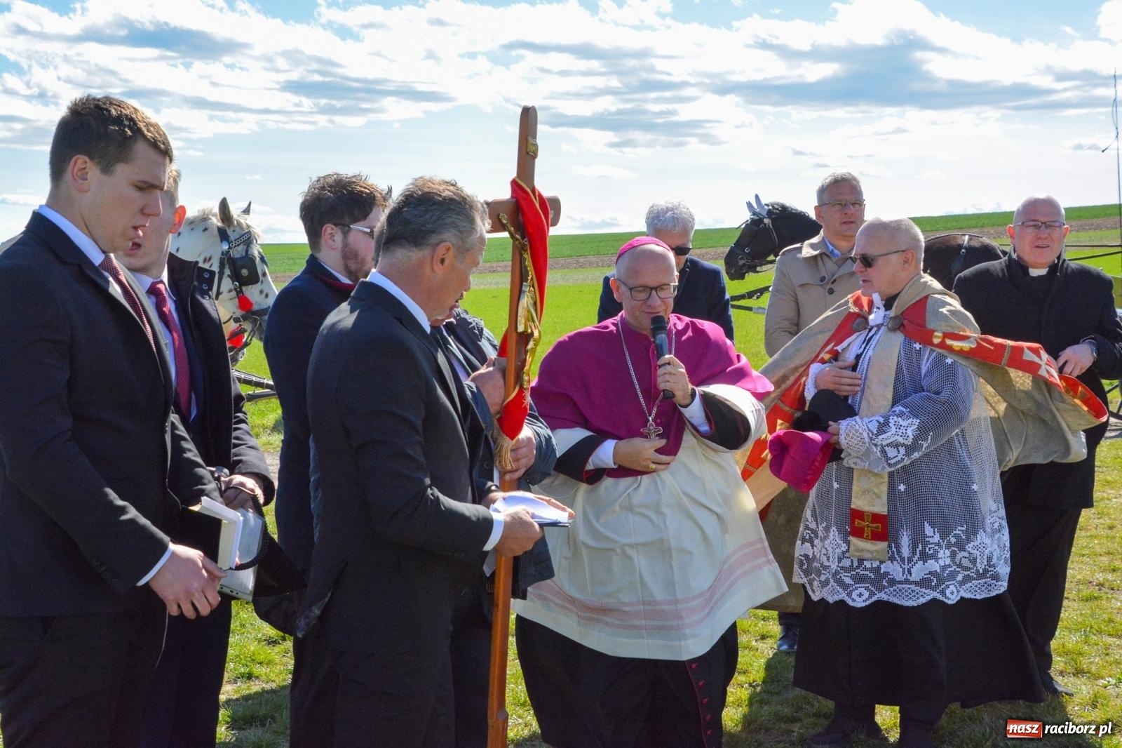 Zdjęcie w galerii na portalu naszraciborz.pl: Racibórz-Sudół: wielkanocna procesja konna z tradycją i modlitwą o urodzaj wiadomości z regionu