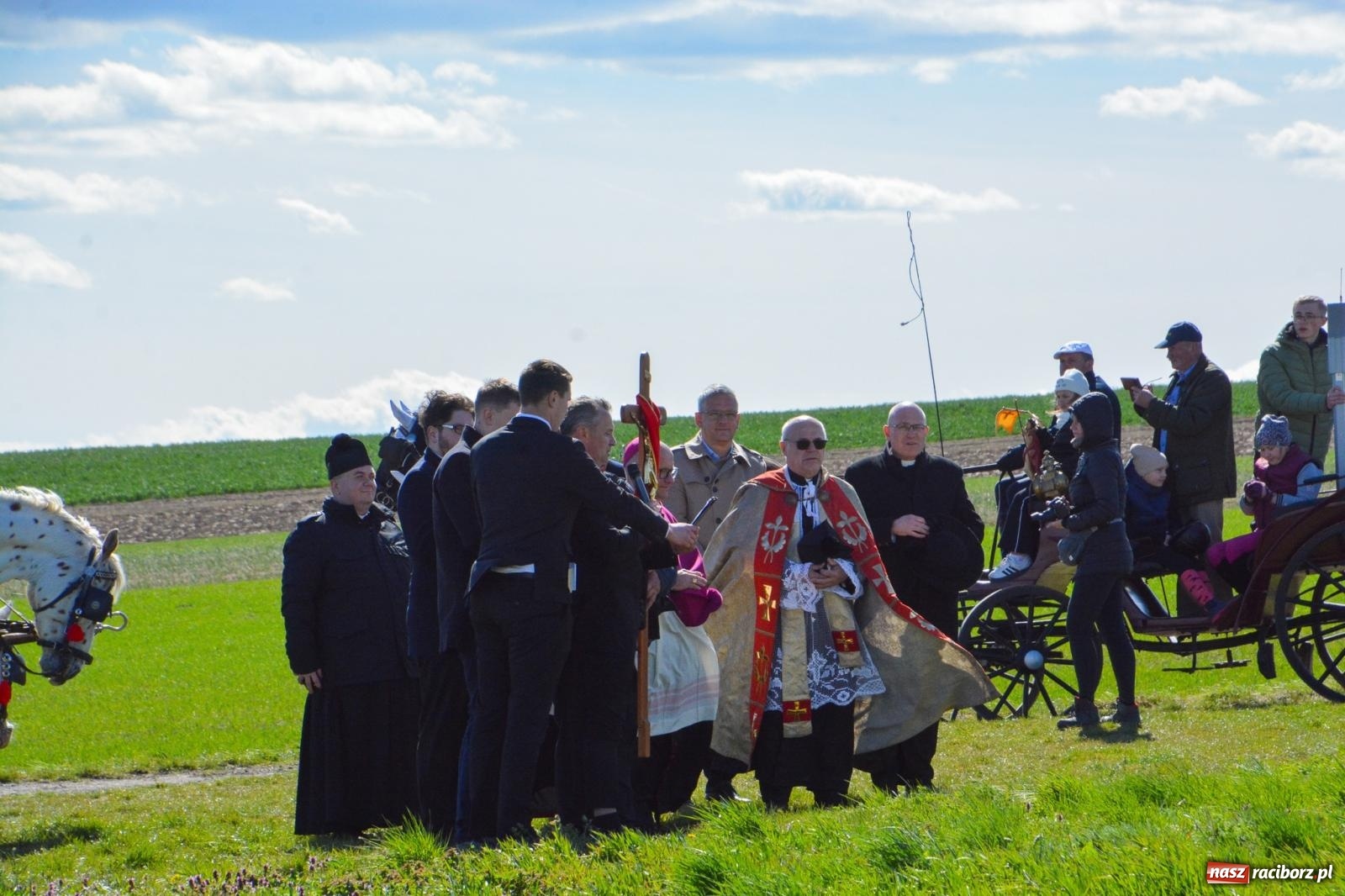 Zdjęcie w galerii na portalu naszraciborz.pl: Racibórz-Sudół: wielkanocna procesja konna z tradycją i modlitwą o urodzaj wiadomości z regionu