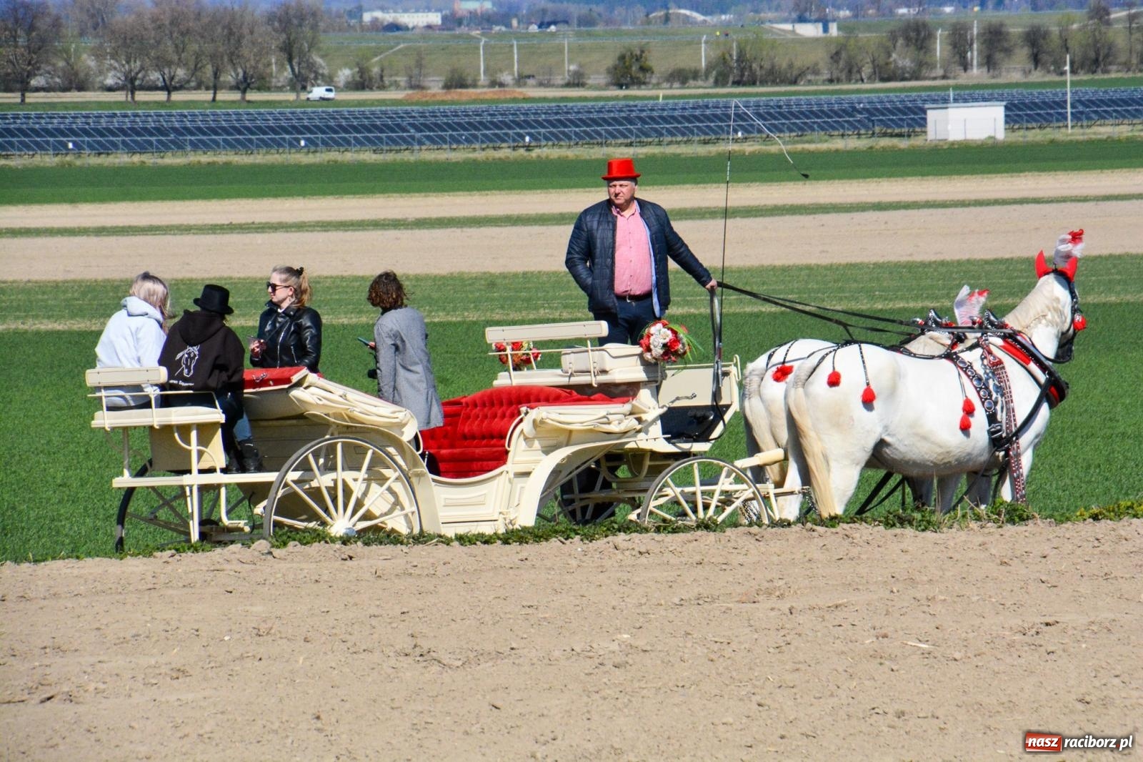 Zdjęcie w galerii na portalu naszraciborz.pl: Racibórz-Sudół: wielkanocna procesja konna z tradycją i modlitwą o urodzaj wiadomości z regionu