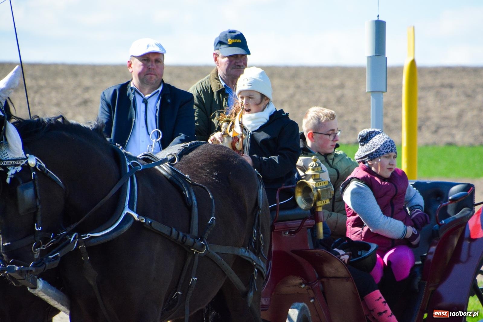 Zdjęcie w galerii na portalu naszraciborz.pl: Racibórz-Sudół: wielkanocna procesja konna z tradycją i modlitwą o urodzaj wiadomości z regionu