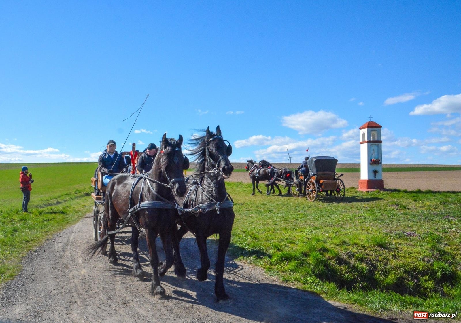 Zdjęcie w galerii na portalu naszraciborz.pl: Racibórz-Sudół: wielkanocna procesja konna z tradycją i modlitwą o urodzaj wiadomości z regionu