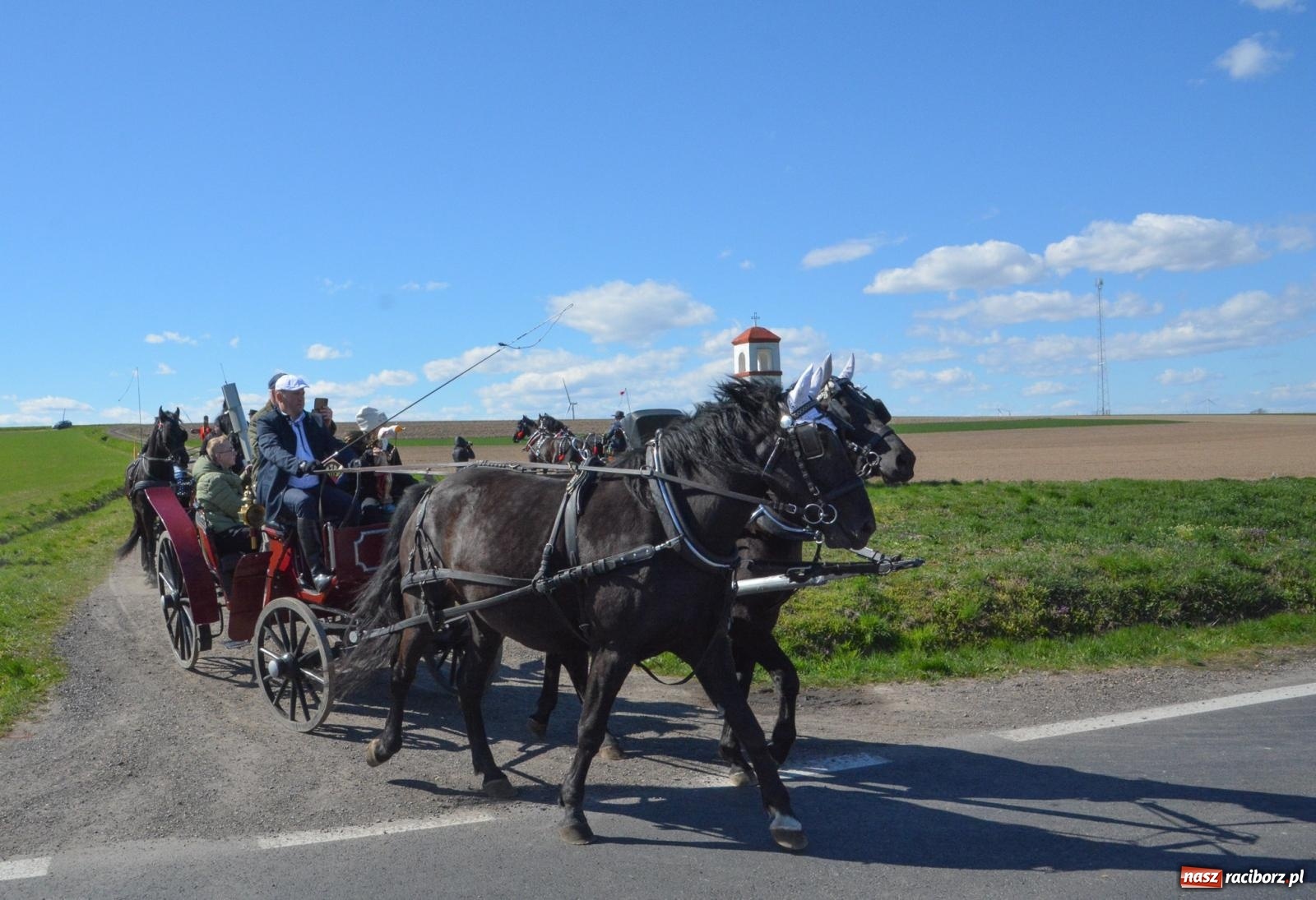 Zdjęcie w galerii na portalu naszraciborz.pl: Racibórz-Sudół: wielkanocna procesja konna z tradycją i modlitwą o urodzaj wiadomości z regionu