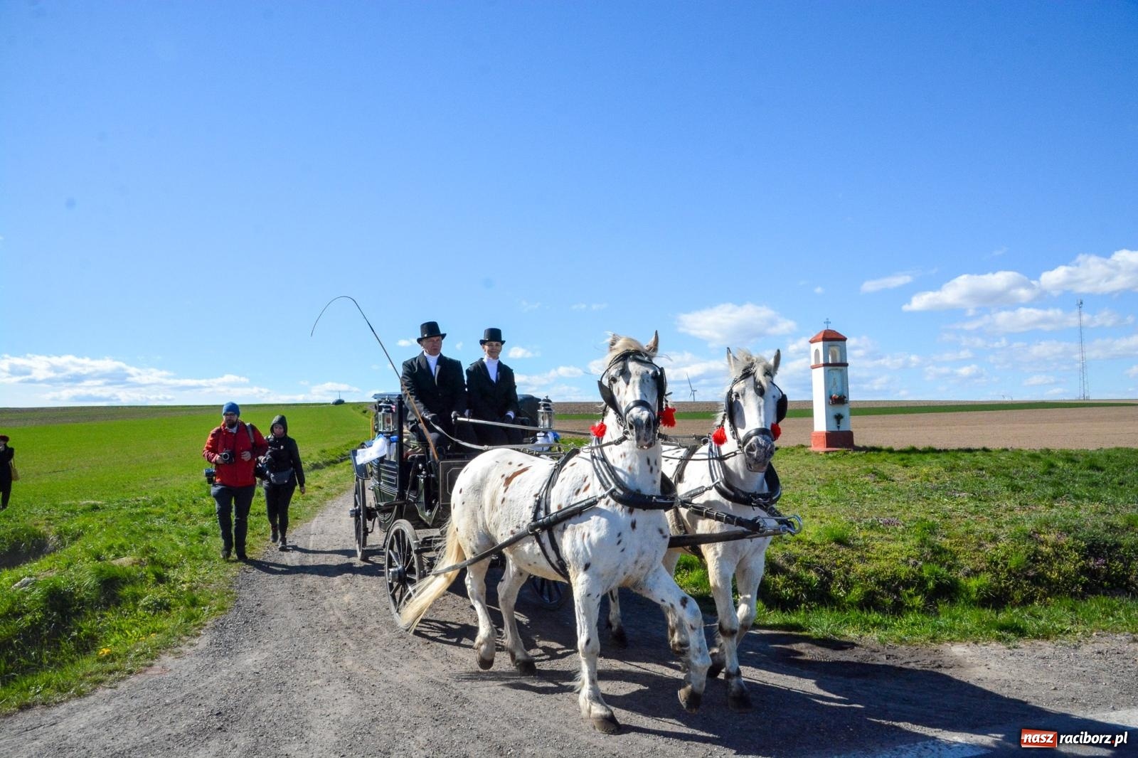 Zdjęcie w galerii na portalu naszraciborz.pl: Racibórz-Sudół: wielkanocna procesja konna z tradycją i modlitwą o urodzaj wiadomości z regionu