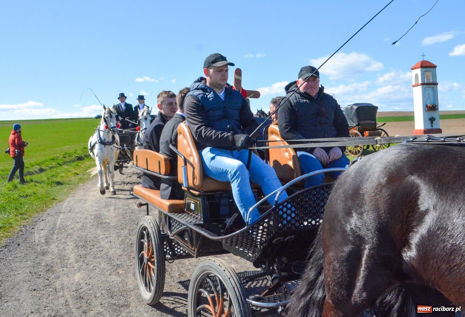 Zdjęcie w galerii na portalu naszraciborz.pl: Racibórz-Sudół: wielkanocna procesja konna z tradycją i modlitwą o urodzaj wiadomości z regionu