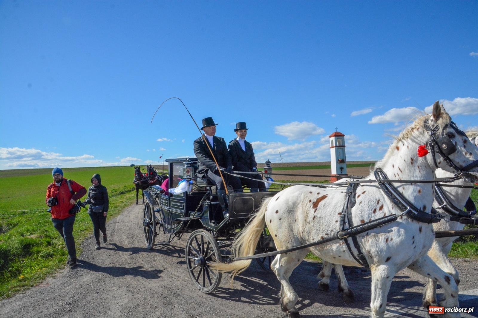 Zdjęcie w galerii na portalu naszraciborz.pl: Racibórz-Sudół: wielkanocna procesja konna z tradycją i modlitwą o urodzaj wiadomości z regionu