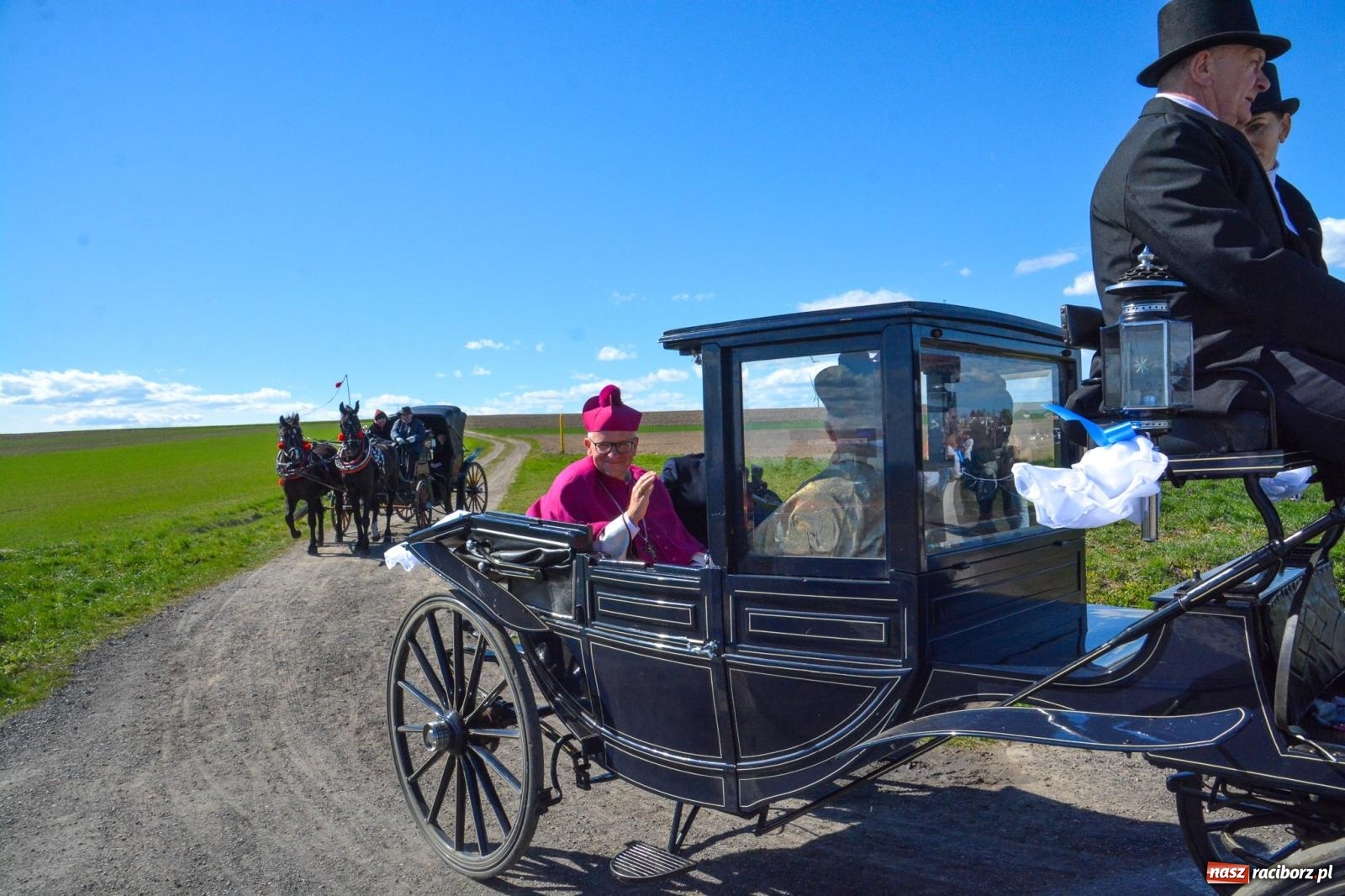 Zdjęcie w galerii na portalu naszraciborz.pl: Racibórz-Sudół: wielkanocna procesja konna z tradycją i modlitwą o urodzaj wiadomości z regionu