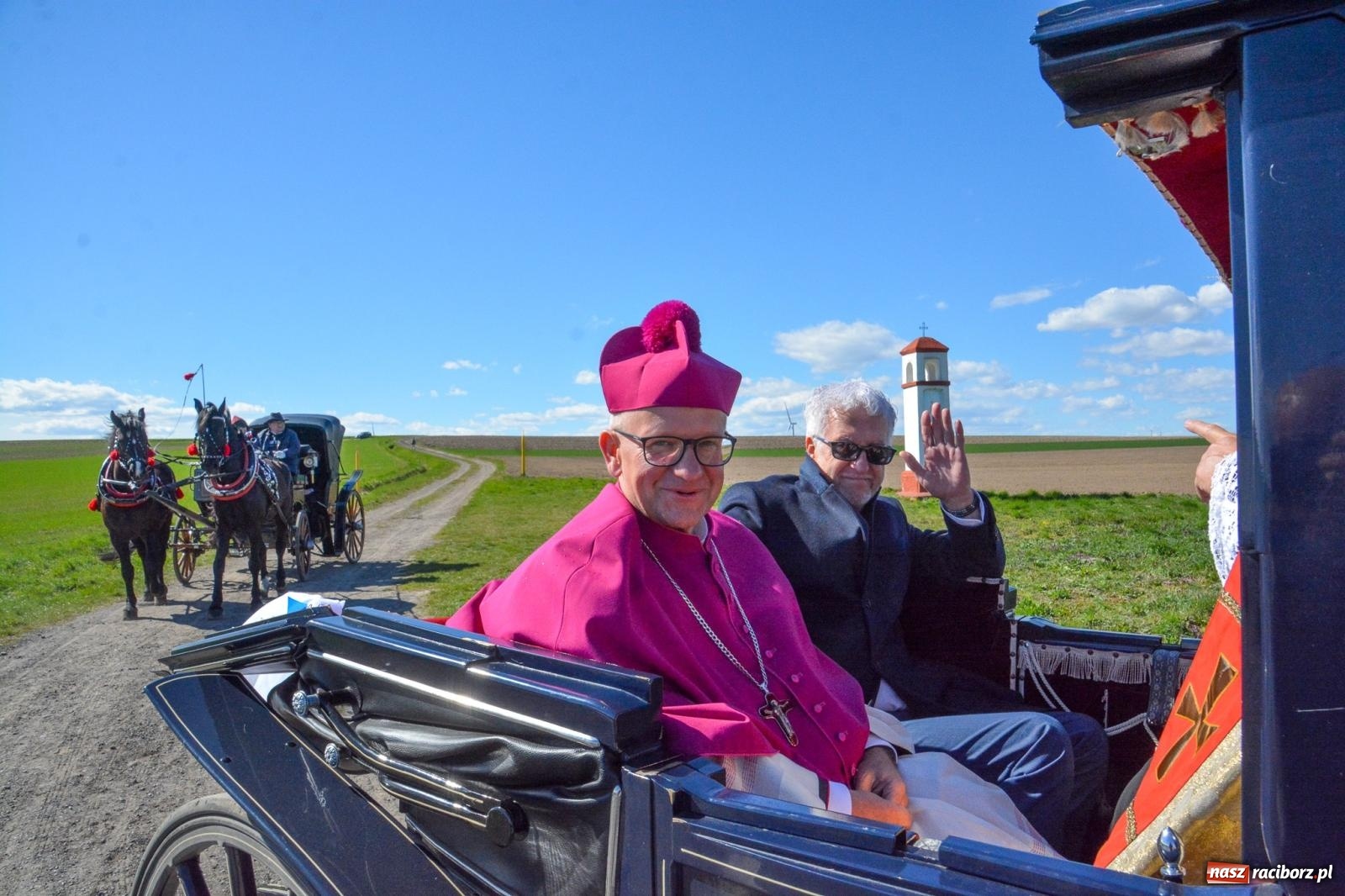 Zdjęcie w galerii na portalu naszraciborz.pl: Racibórz-Sudół: wielkanocna procesja konna z tradycją i modlitwą o urodzaj wiadomości z regionu