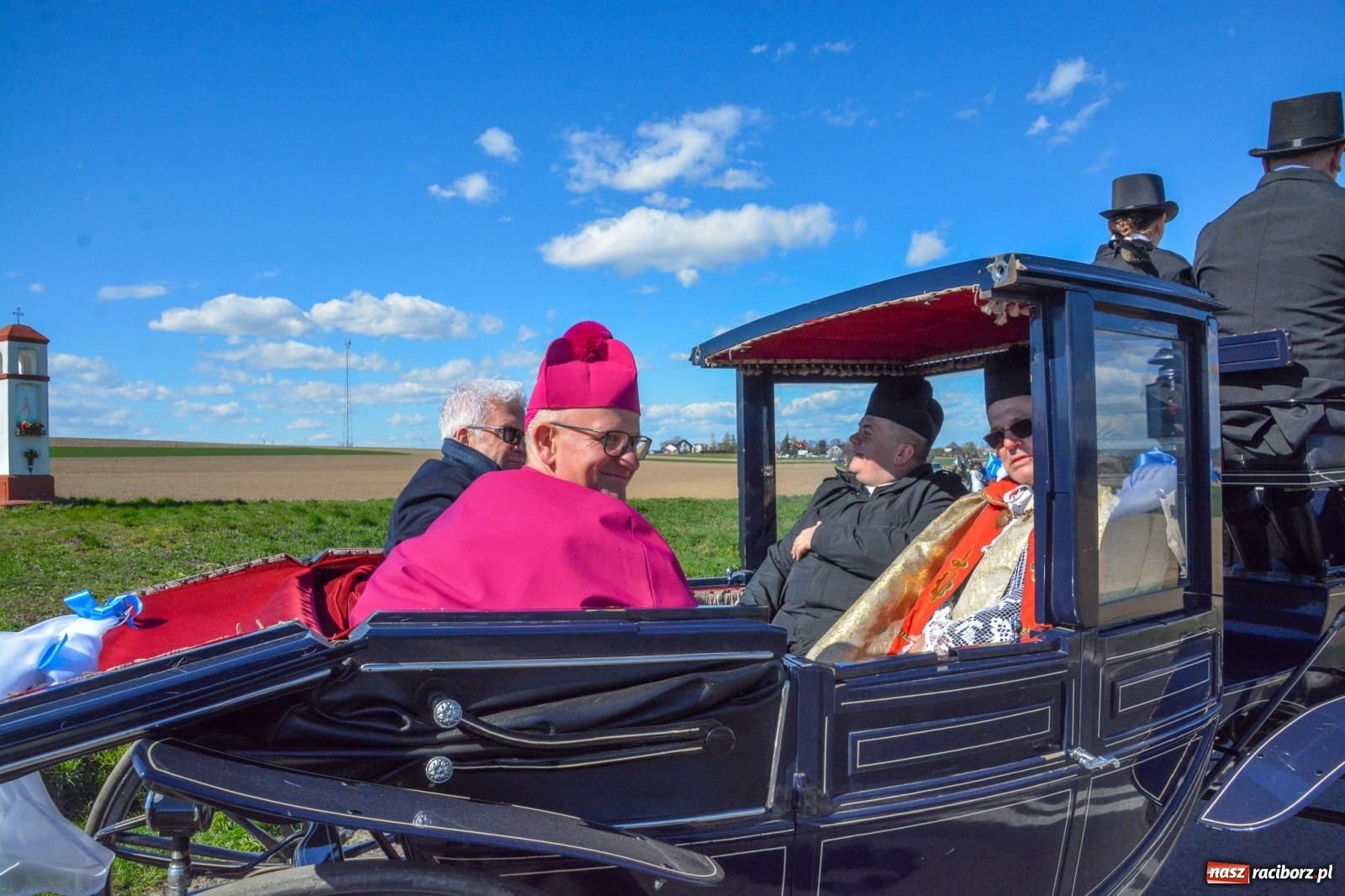 Zdjęcie w galerii na portalu naszraciborz.pl: Racibórz-Sudół: wielkanocna procesja konna z tradycją i modlitwą o urodzaj wiadomości z regionu